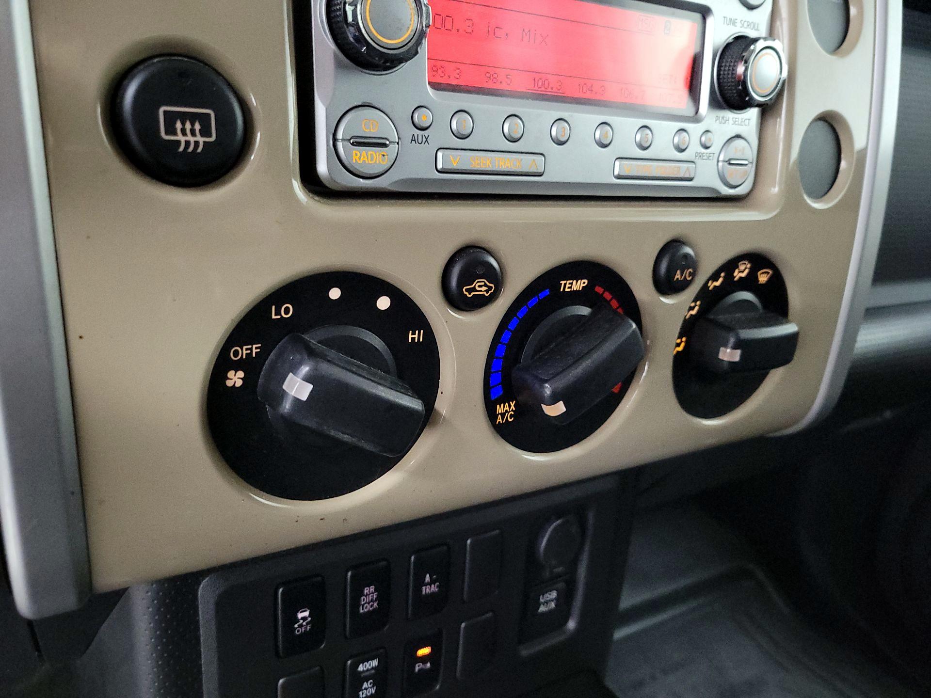 Thumbnail: 2014 Toyota FJ Cruiser - 16