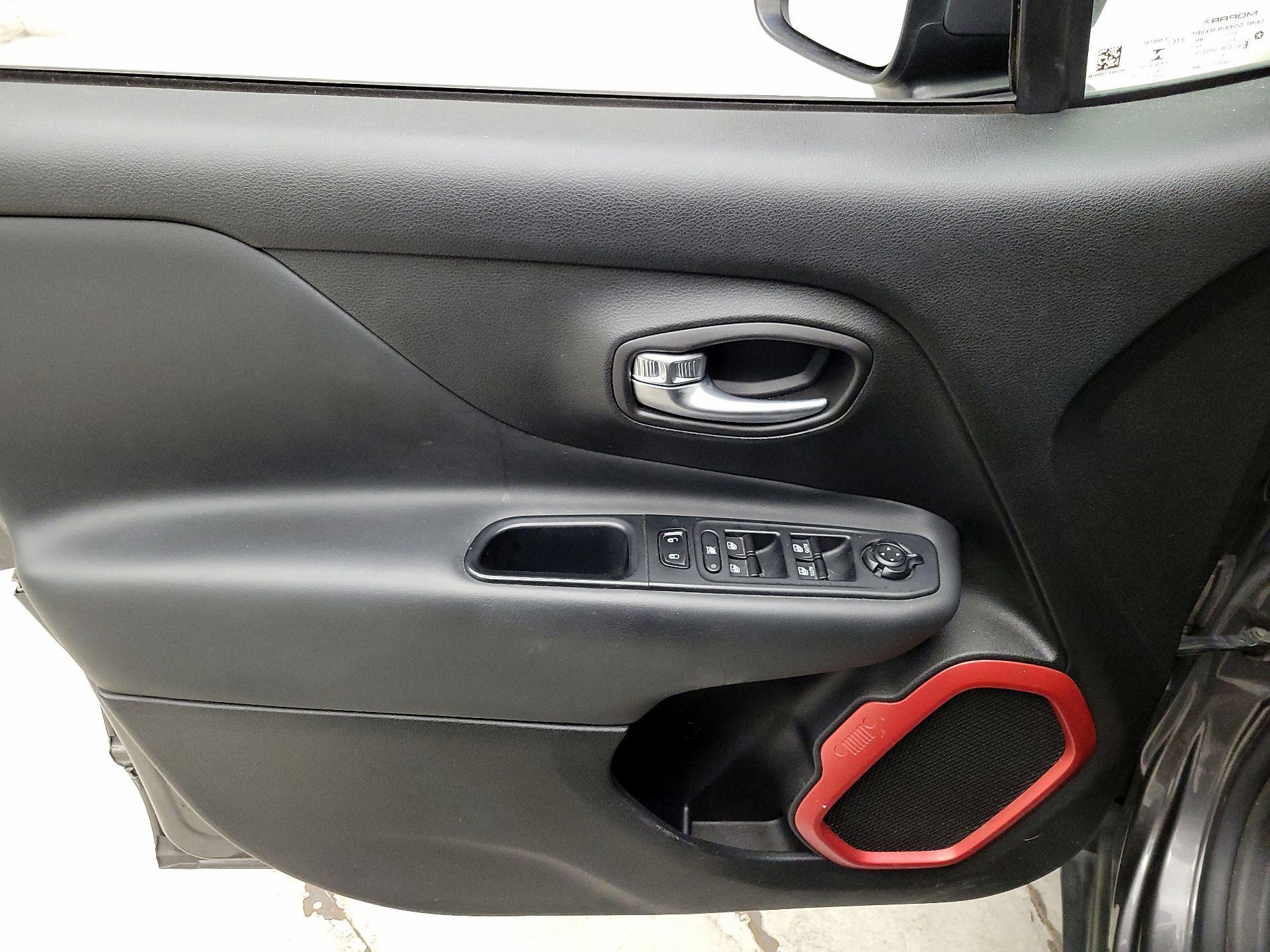 Thumbnail: 2017 Jeep Renegade - 12