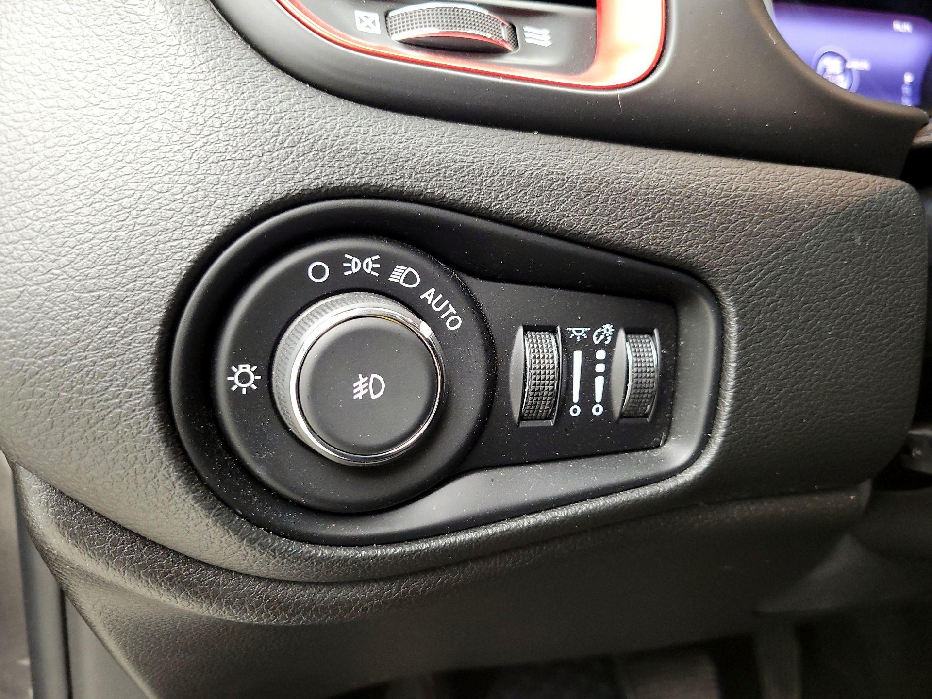 Thumbnail: 2017 Jeep Renegade - 13