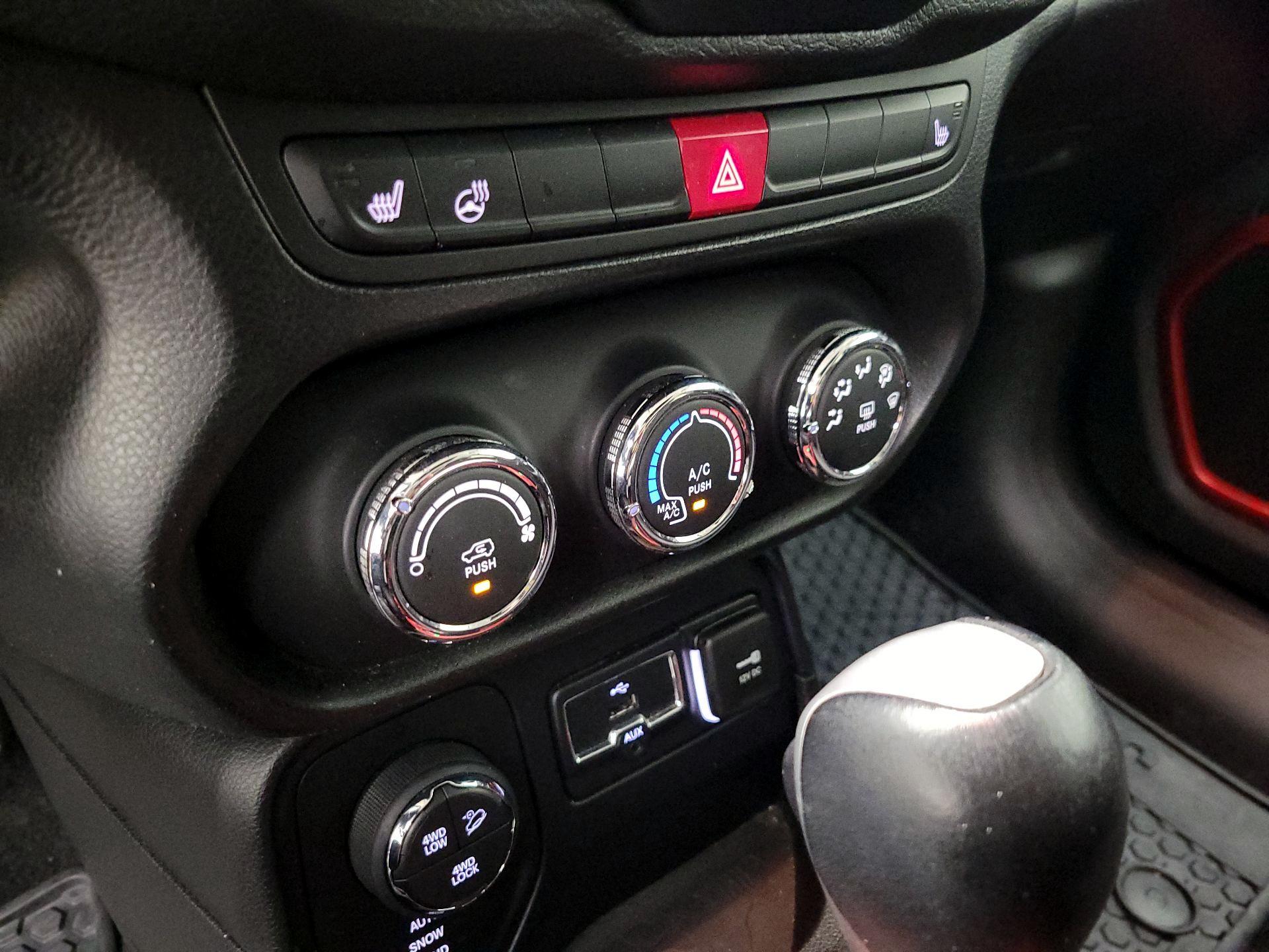 Thumbnail: 2017 Jeep Renegade - 17