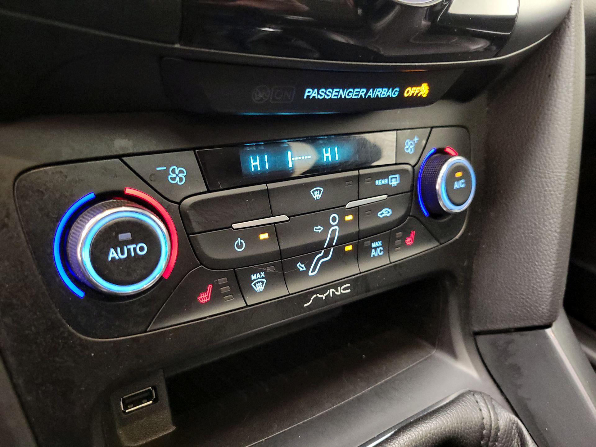 Thumbnail: 2015 Ford Focus - 17