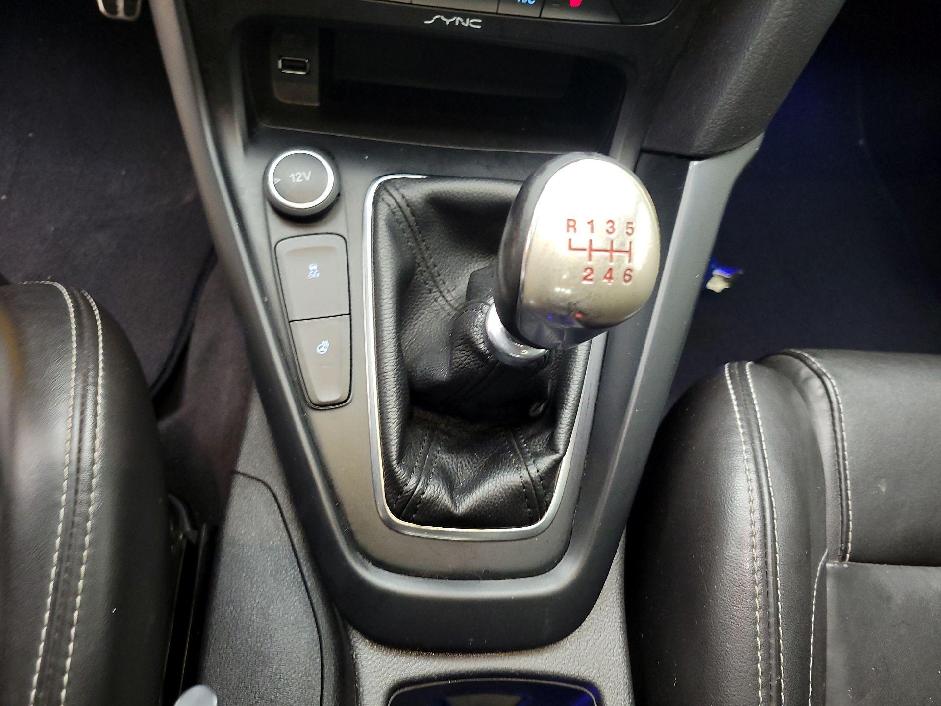 Thumbnail: 2015 Ford Focus - 18