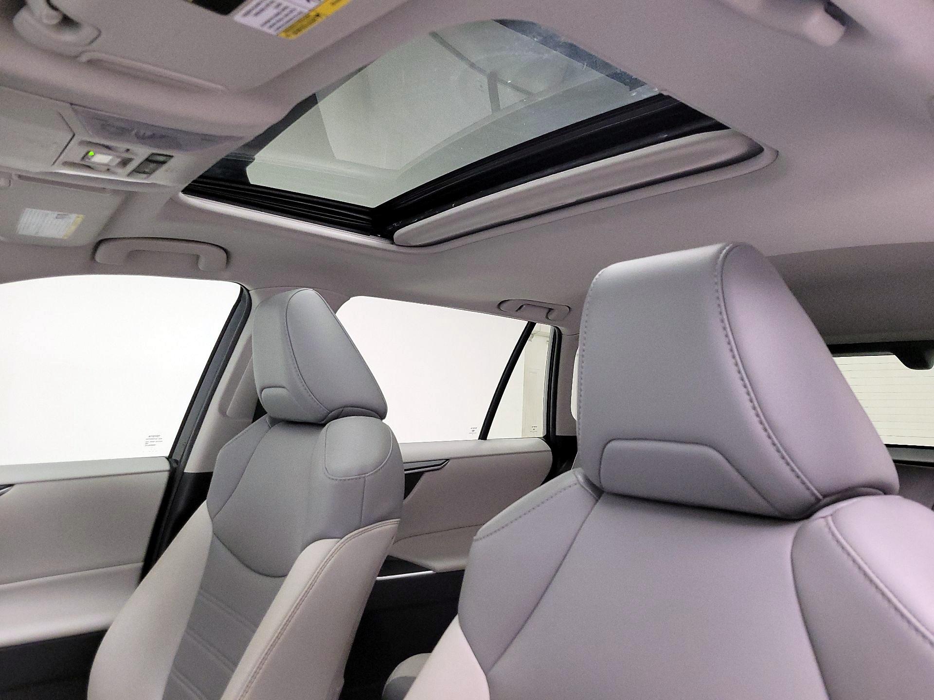 Thumbnail: 2022 Toyota RAV4 - 20