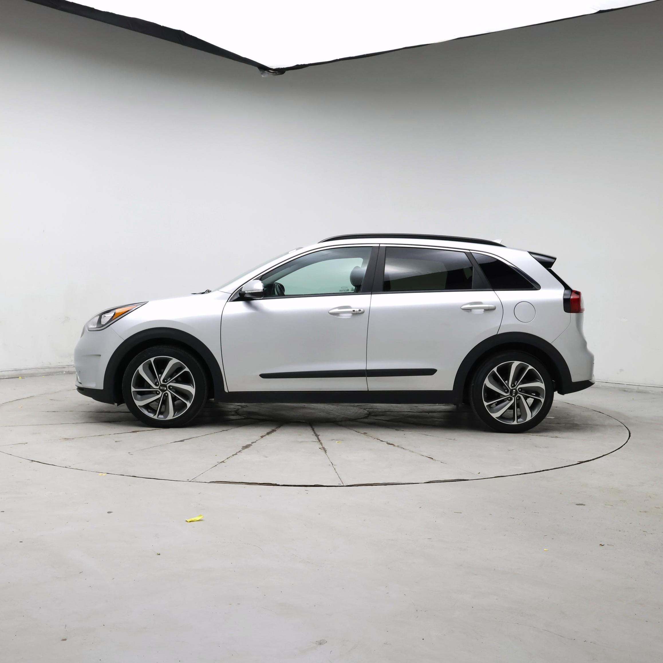 Thumbnail: 2017 Kia Niro - 3