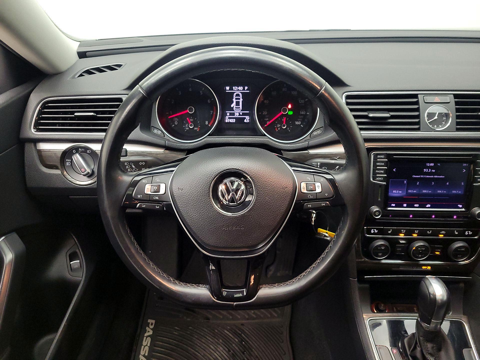 Thumbnail: 2016 Volkswagen Passat - 10