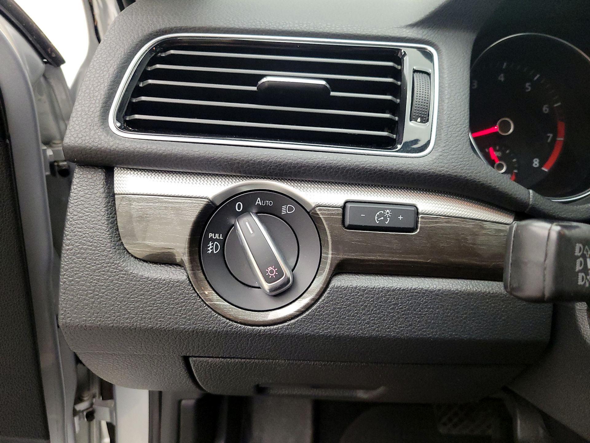 Thumbnail: 2016 Volkswagen Passat - 13