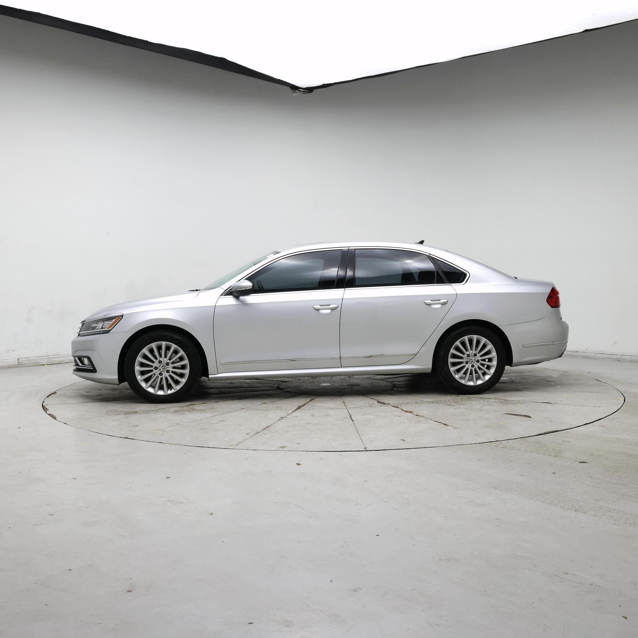 Thumbnail: 2016 Volkswagen Passat - 3