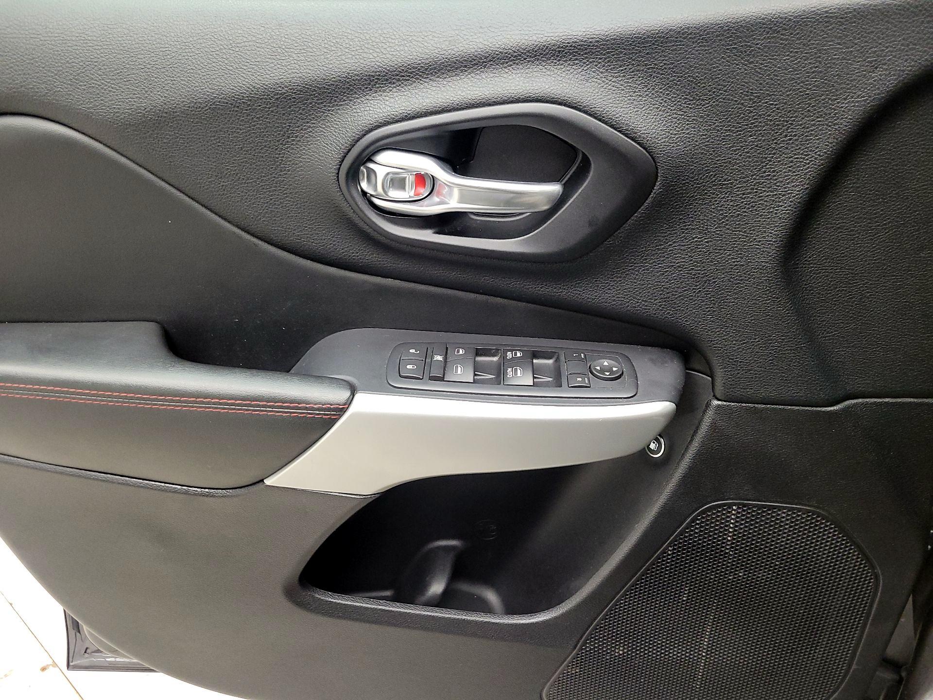 Thumbnail: 2017 Jeep Cherokee - 12