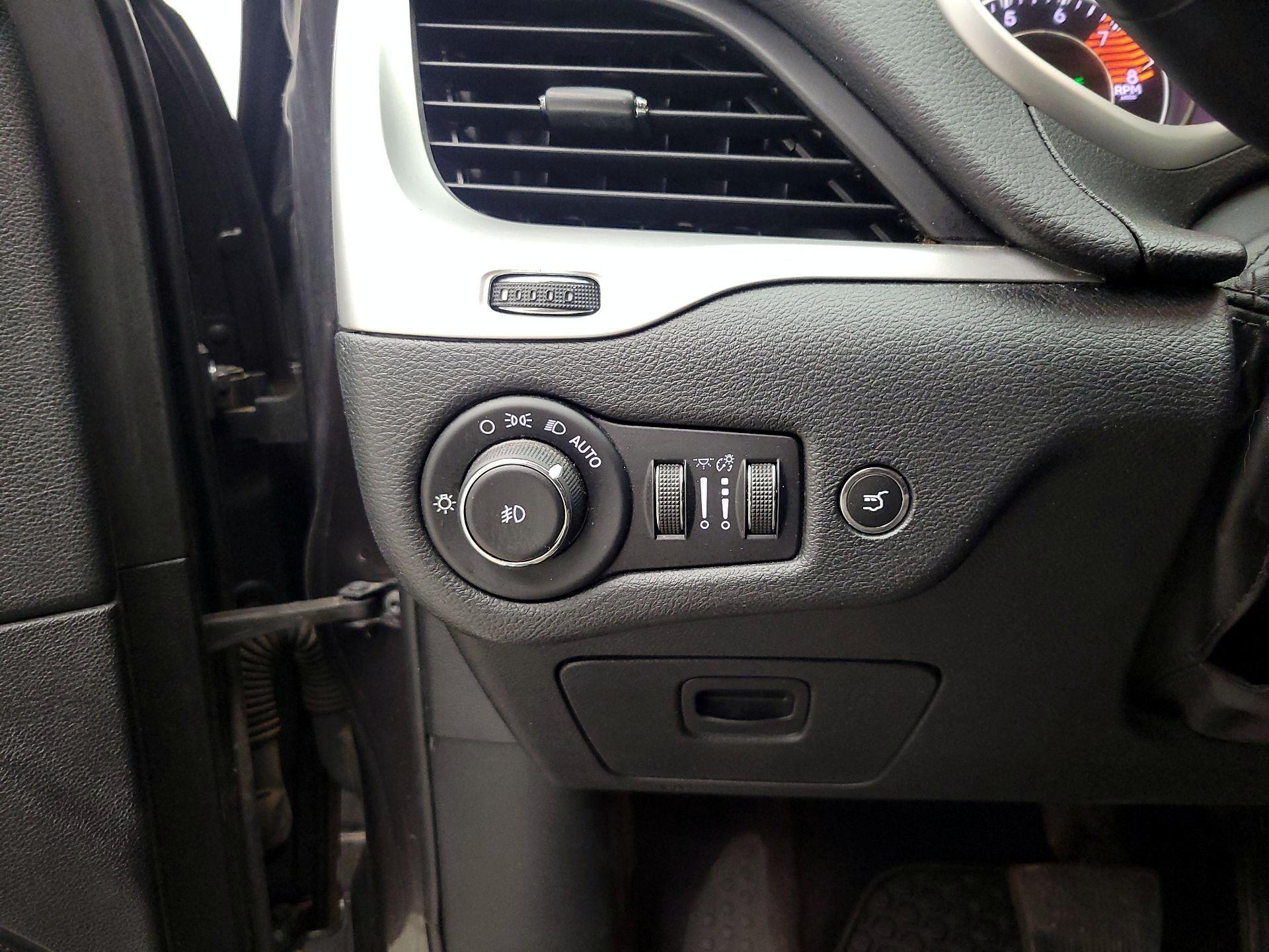 Thumbnail: 2017 Jeep Cherokee - 13