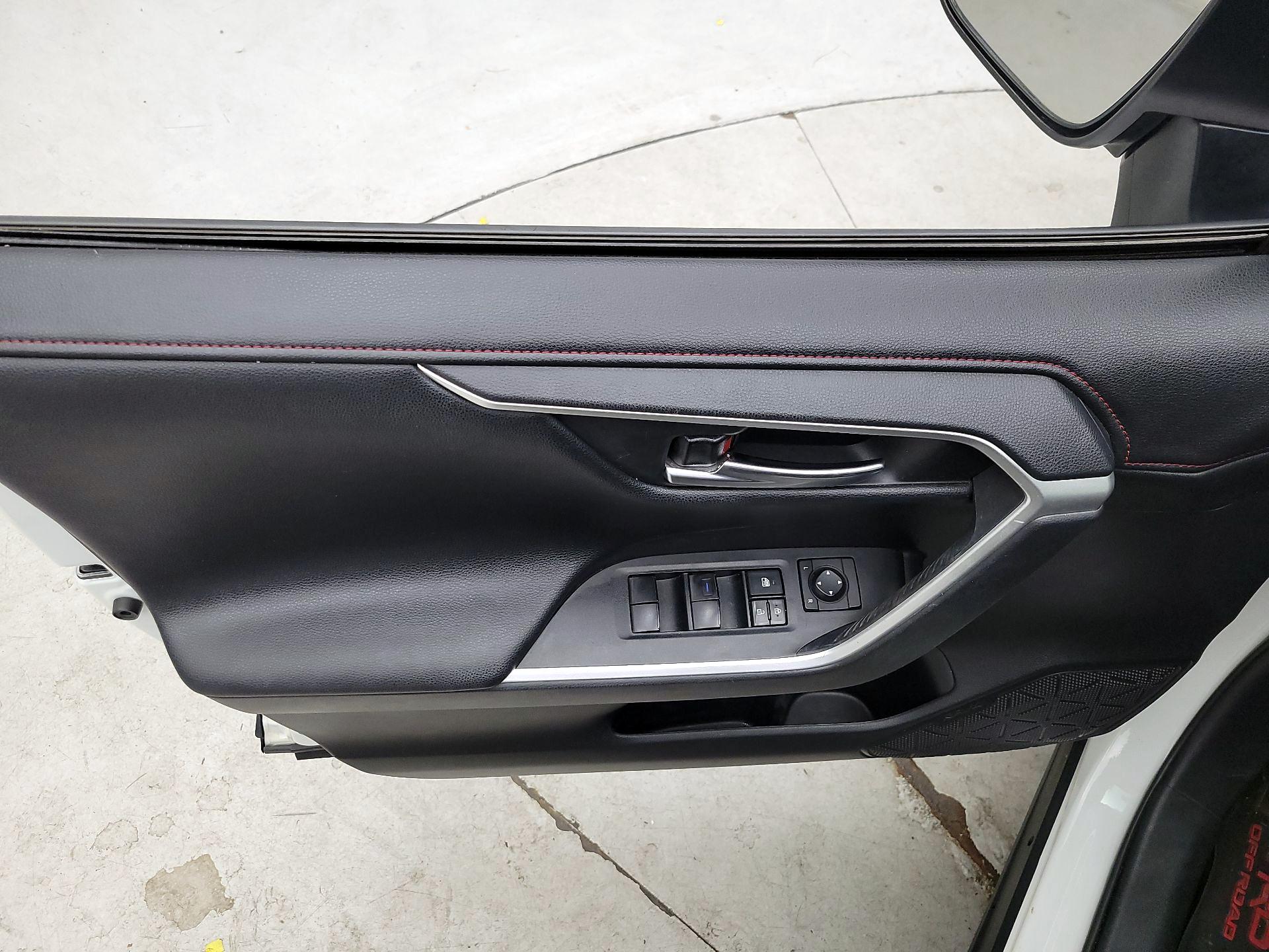 Thumbnail: 2020 Toyota RAV4 - 12