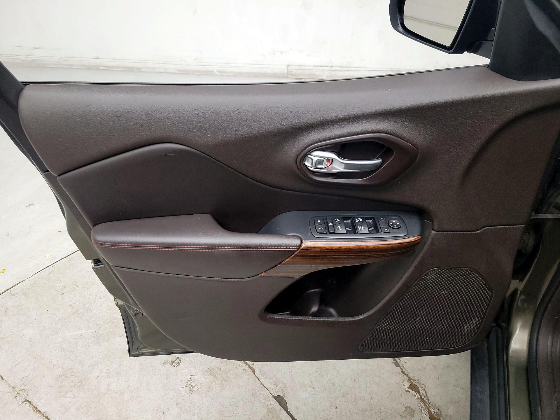 Thumbnail: 2015 Jeep Cherokee - 12