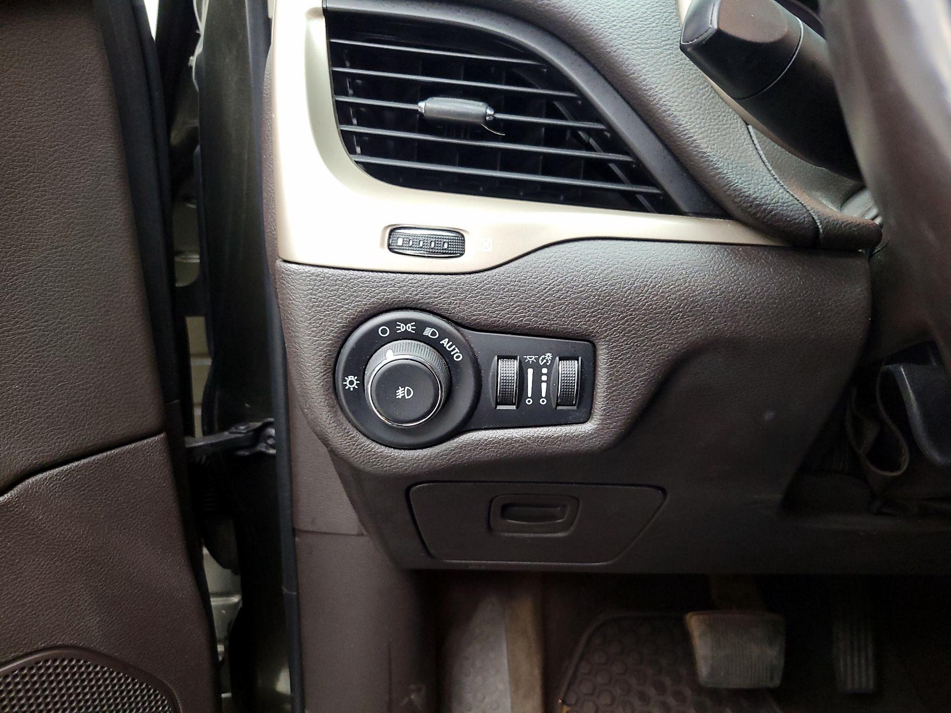 Thumbnail: 2015 Jeep Cherokee - 13