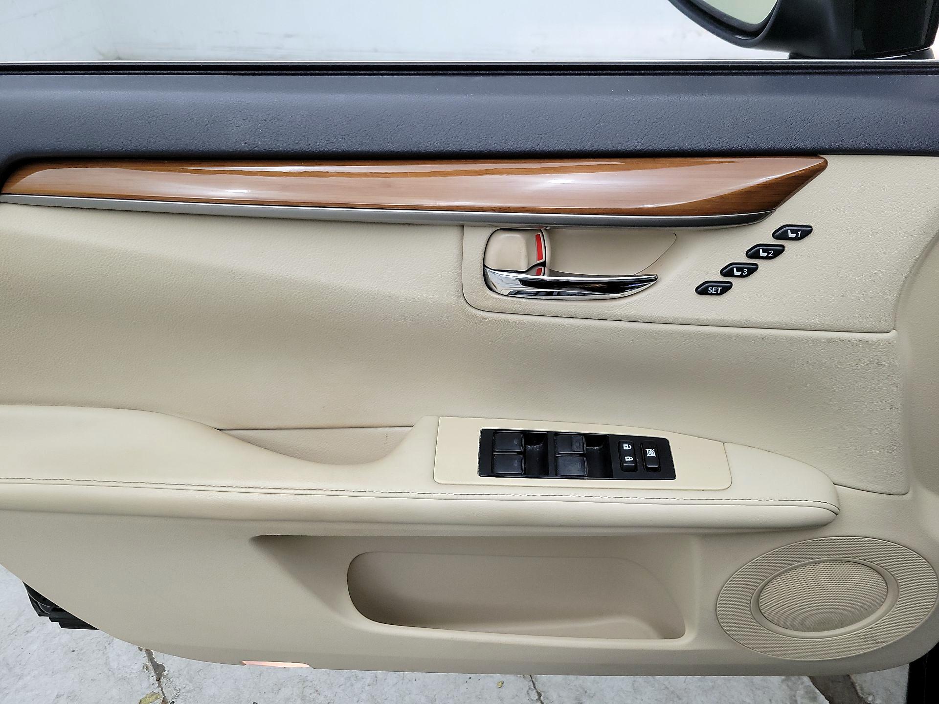 Thumbnail: 2015 Lexus ES - 12