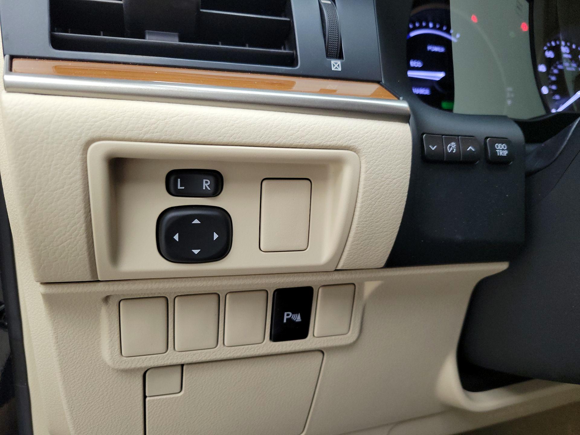 Thumbnail: 2015 Lexus ES - 13