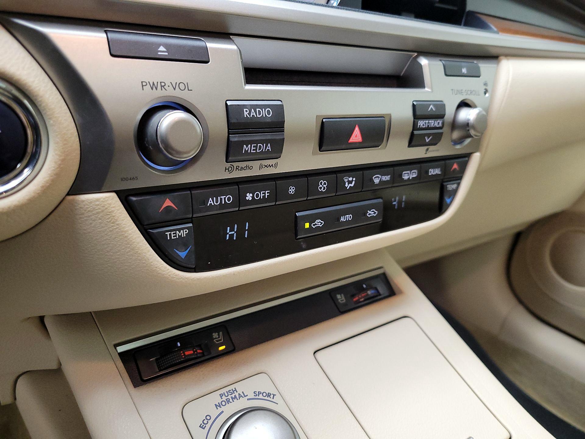 Thumbnail: 2015 Lexus ES - 16