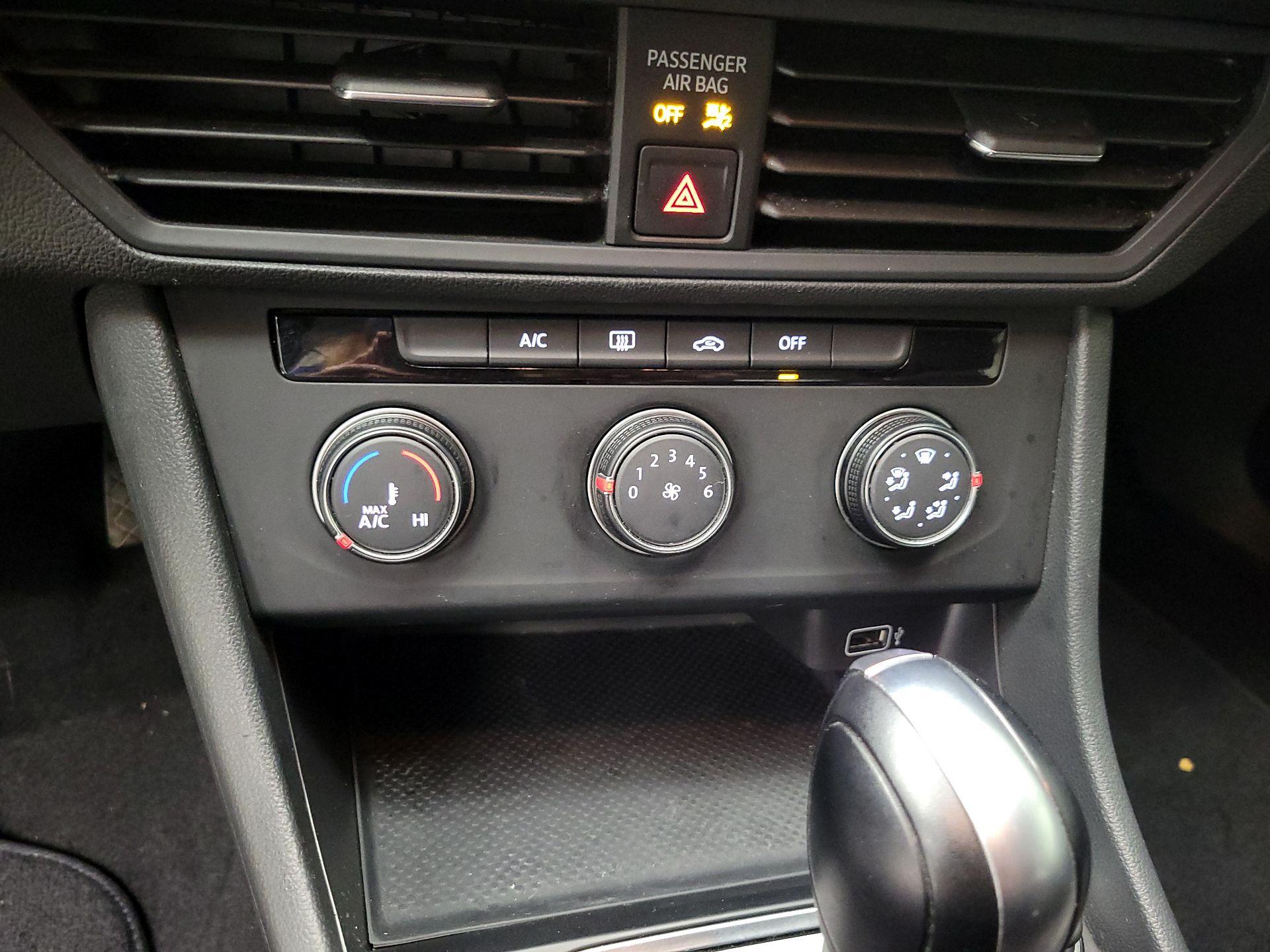 Thumbnail: 2019 Volkswagen Jetta - 16