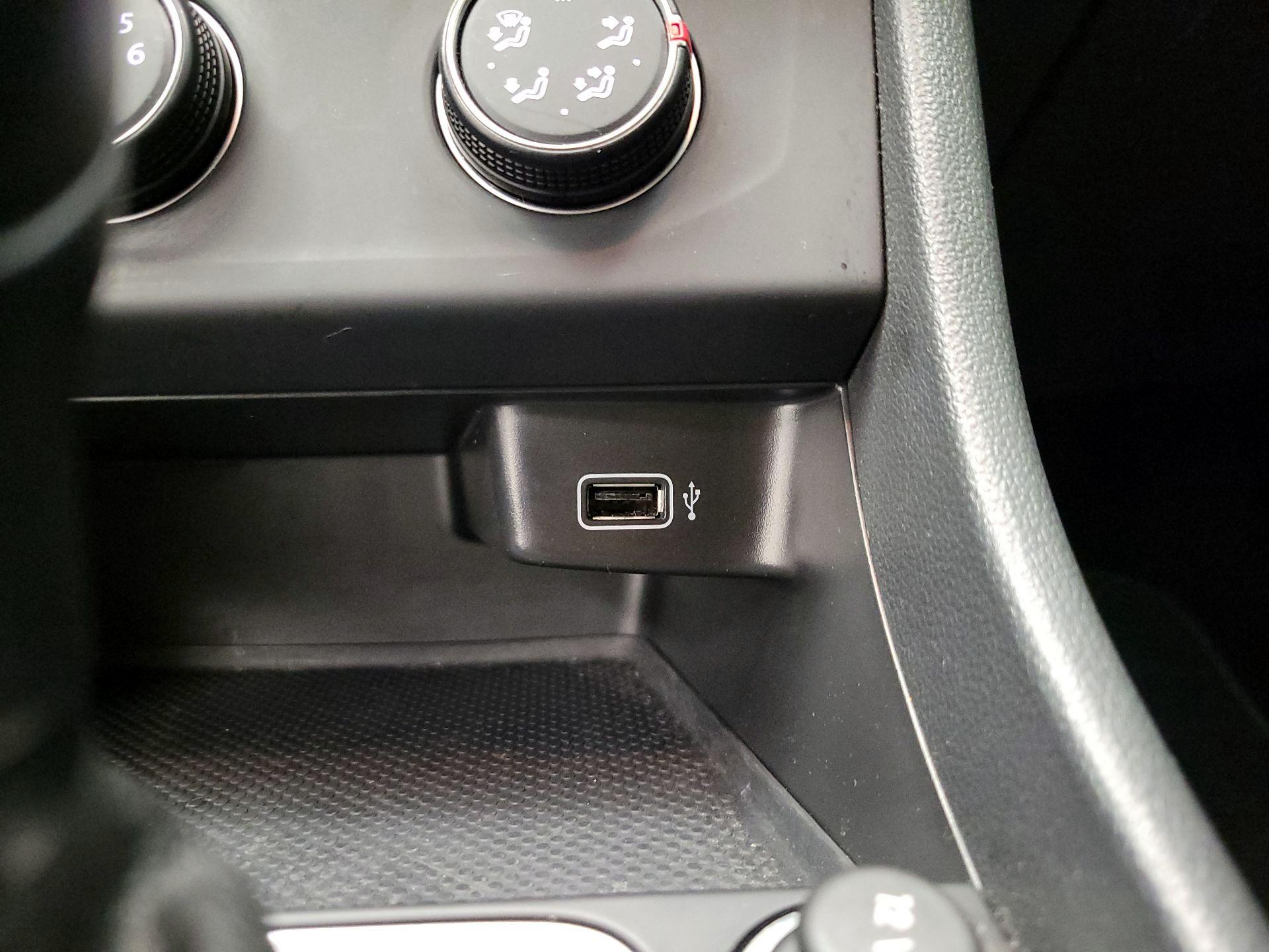 Thumbnail: 2019 Volkswagen Jetta - 18