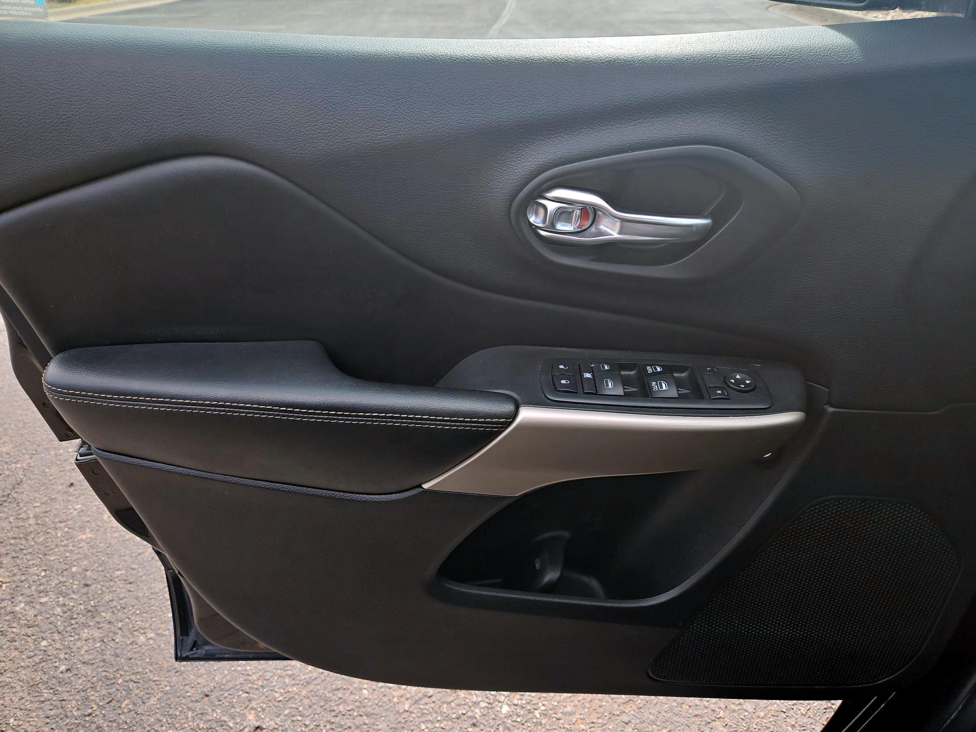 Thumbnail: 2018 Jeep Cherokee - 10