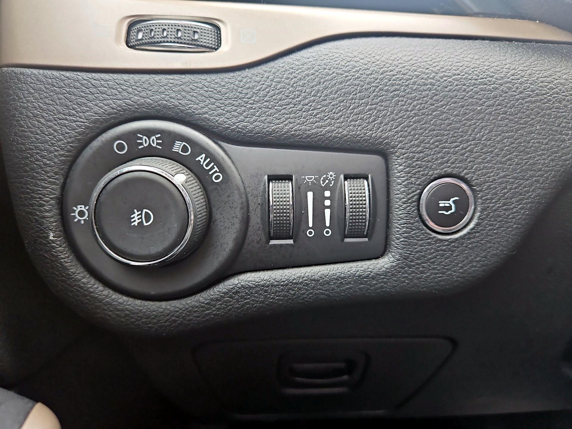 Thumbnail: 2018 Jeep Cherokee - 11