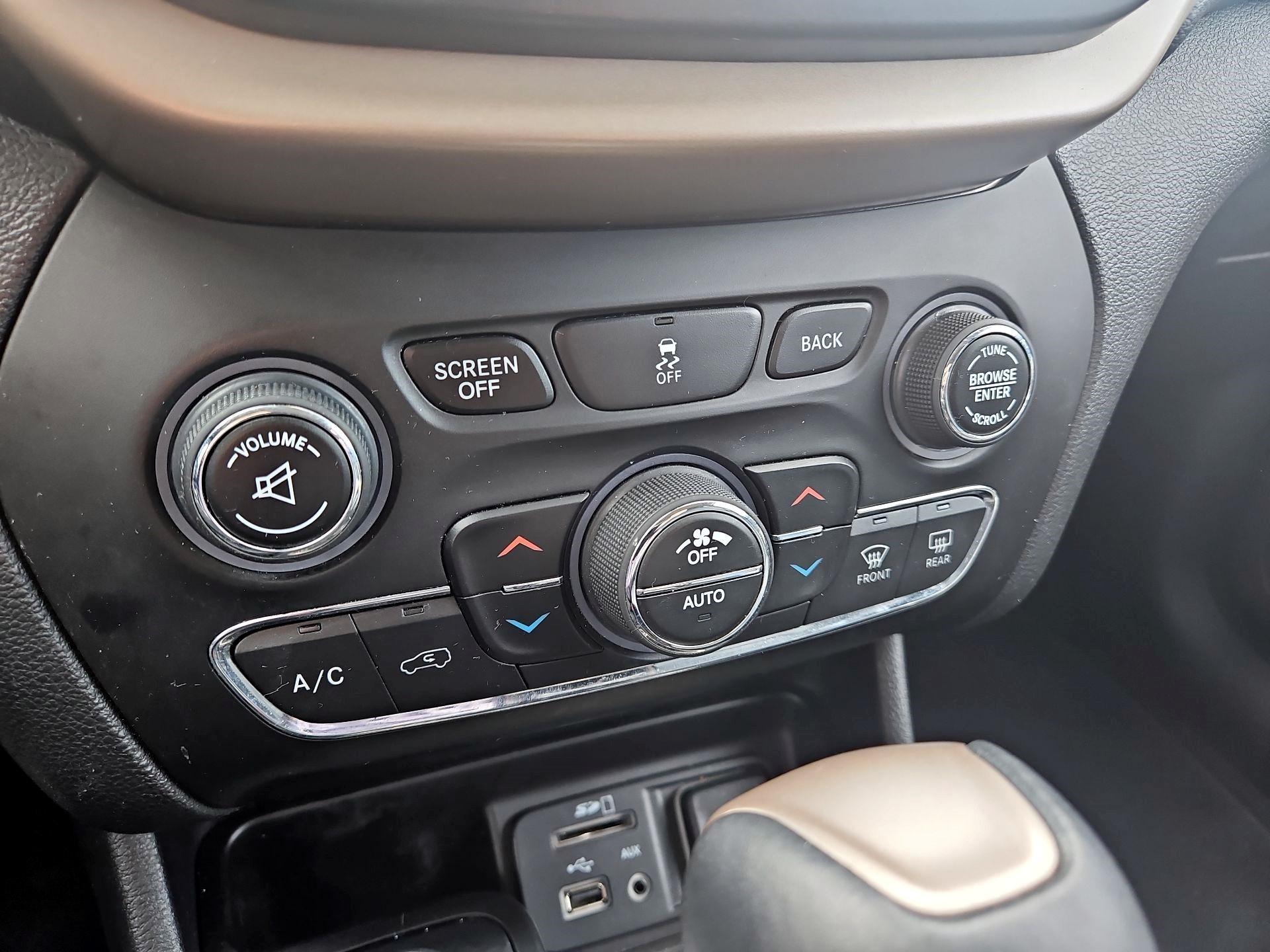 Thumbnail: 2018 Jeep Cherokee - 14