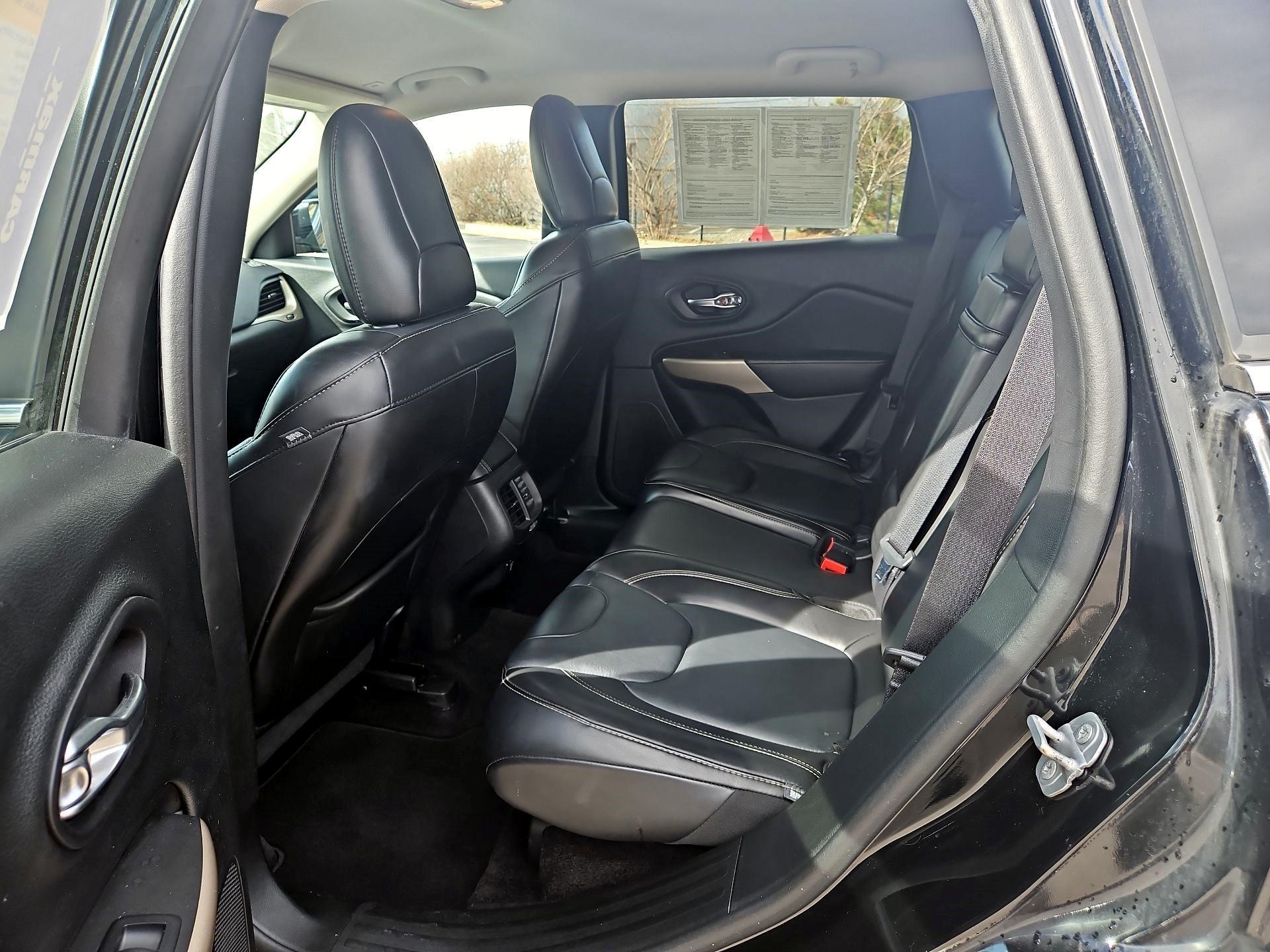 Thumbnail: 2018 Jeep Cherokee - 17