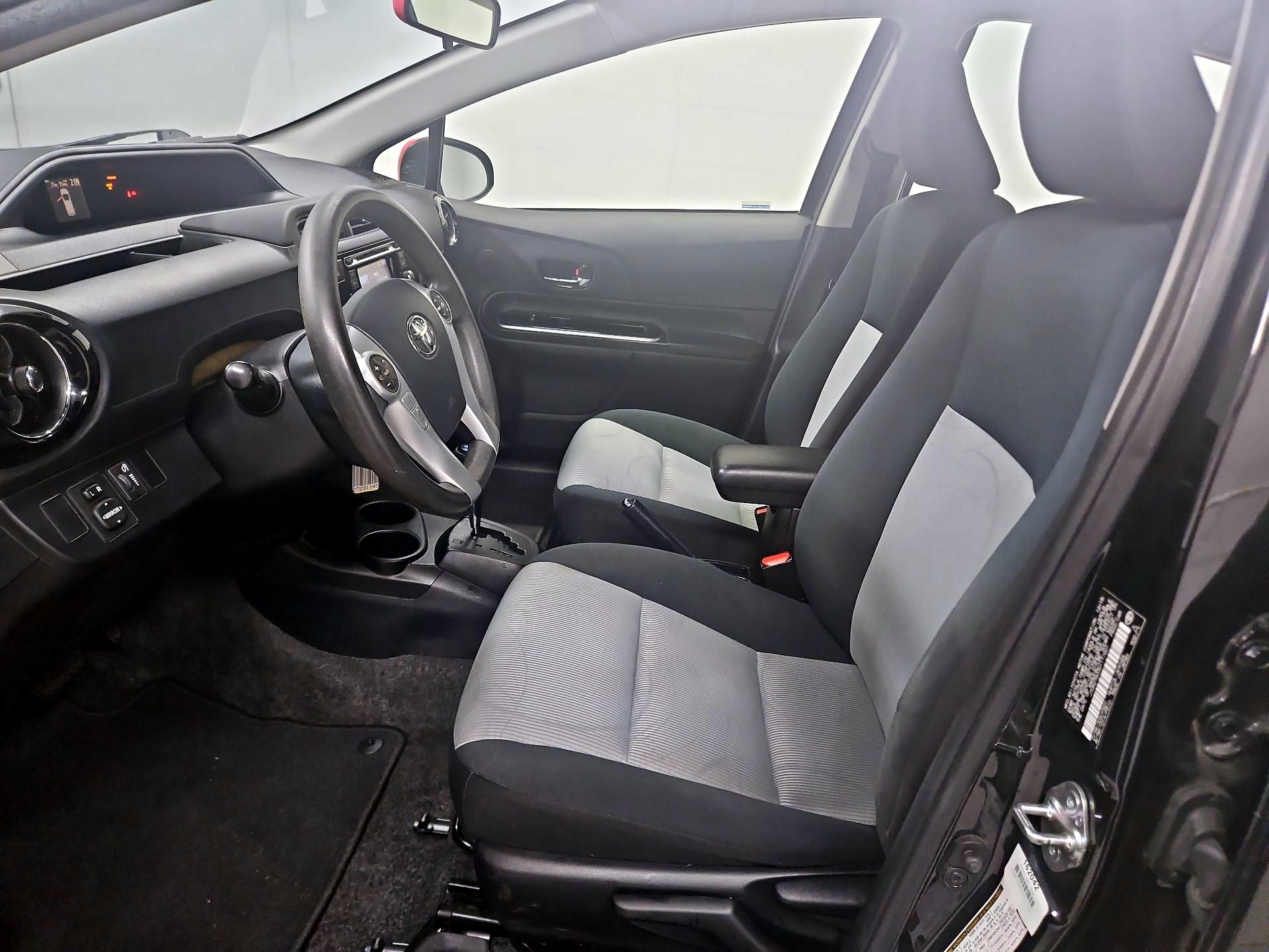 Thumbnail: 2016 Toyota Prius c - 11