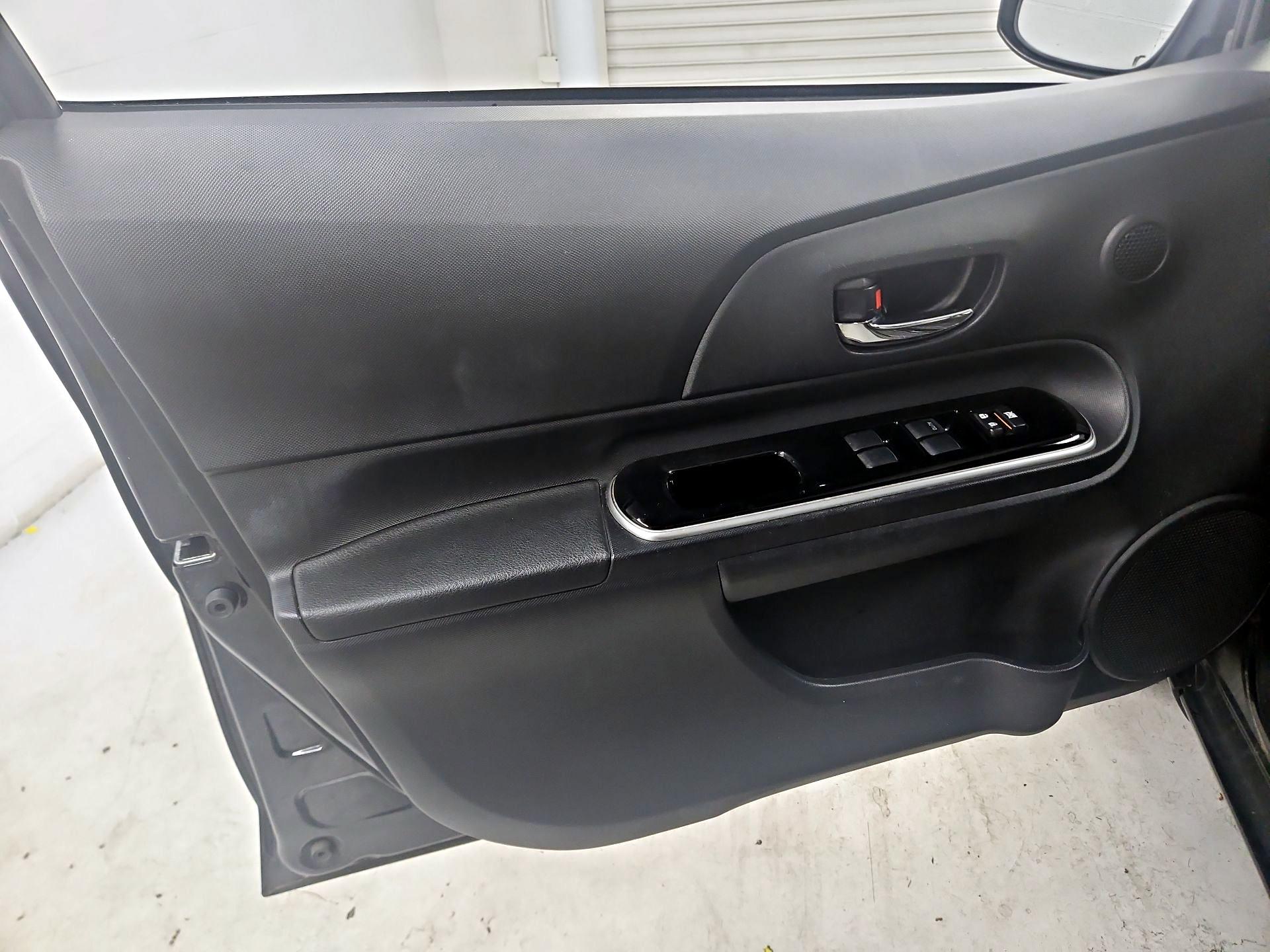 Thumbnail: 2016 Toyota Prius c - 12