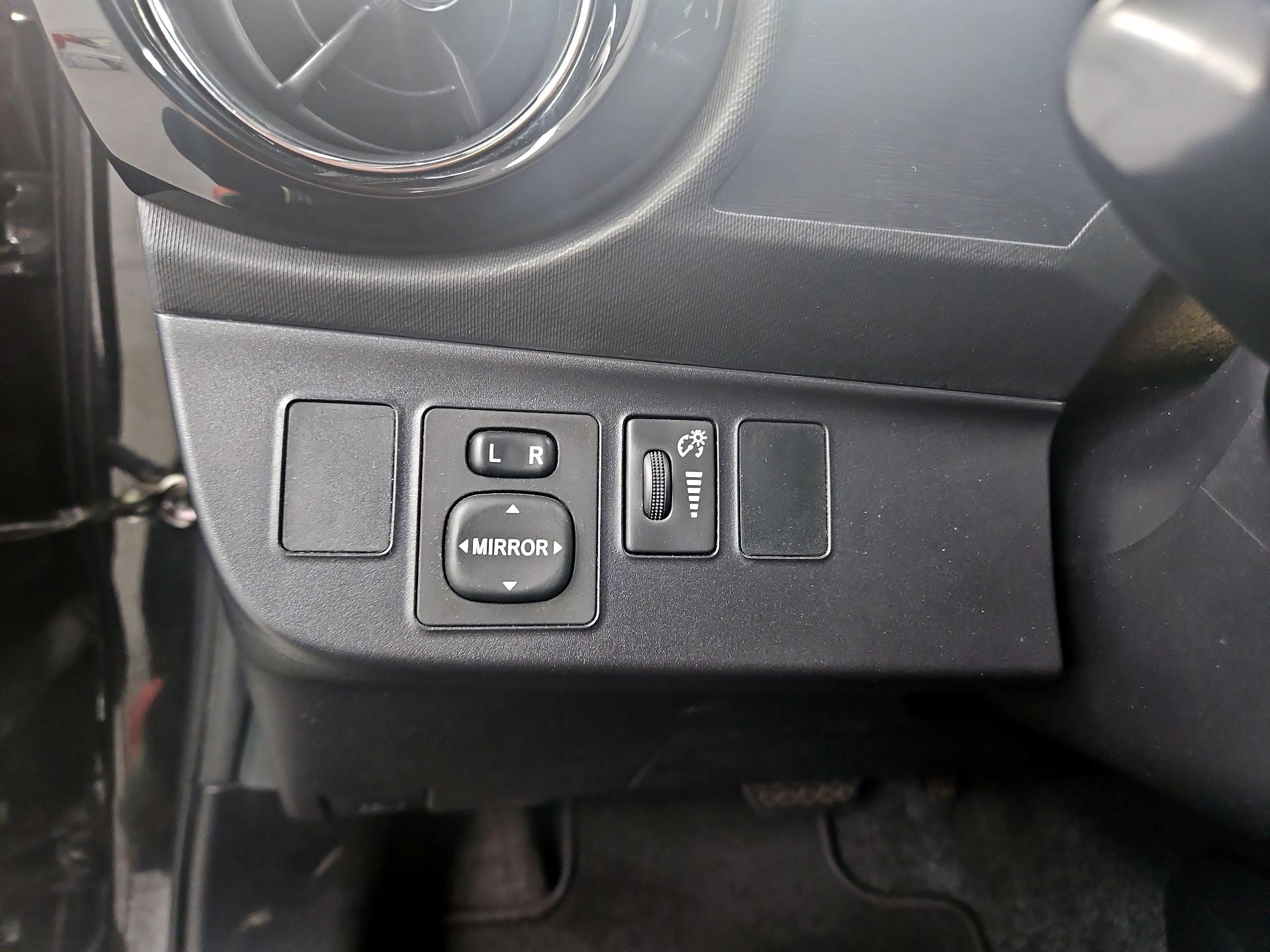 Thumbnail: 2016 Toyota Prius c - 13