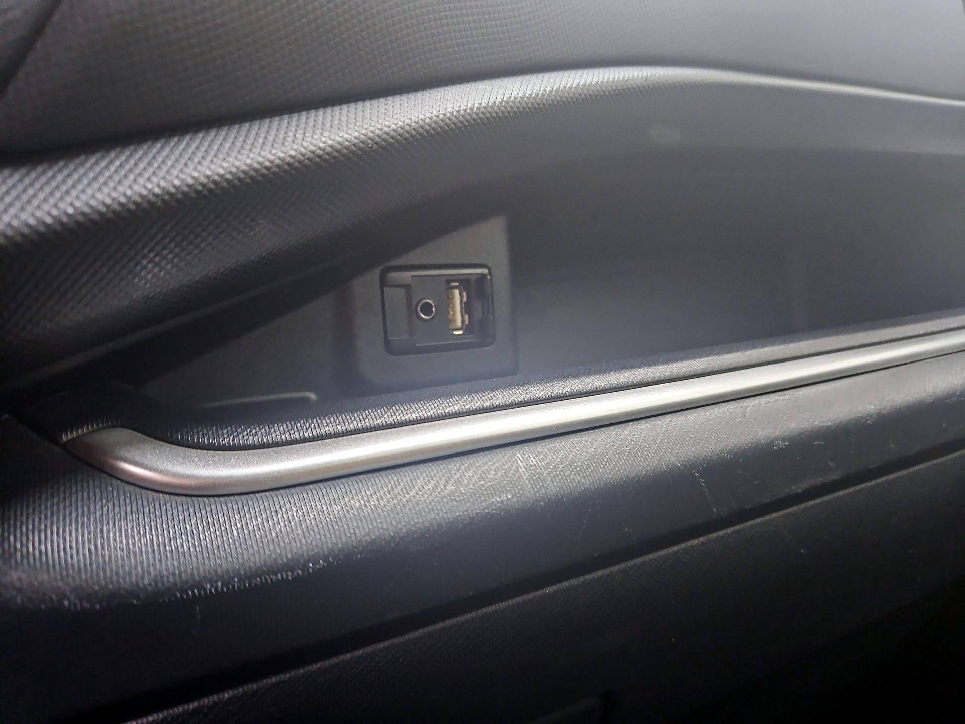 Thumbnail: 2016 Toyota Prius c - 17