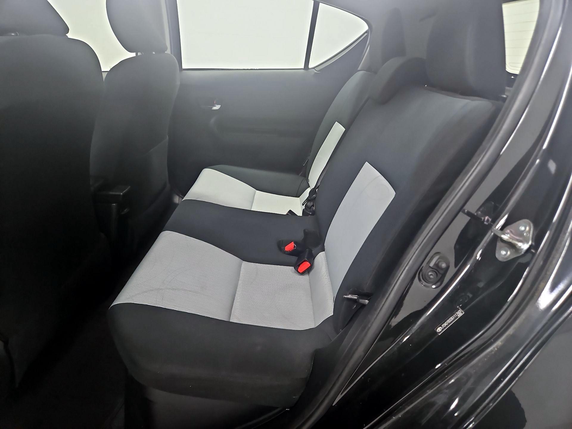 Thumbnail: 2016 Toyota Prius c - 18