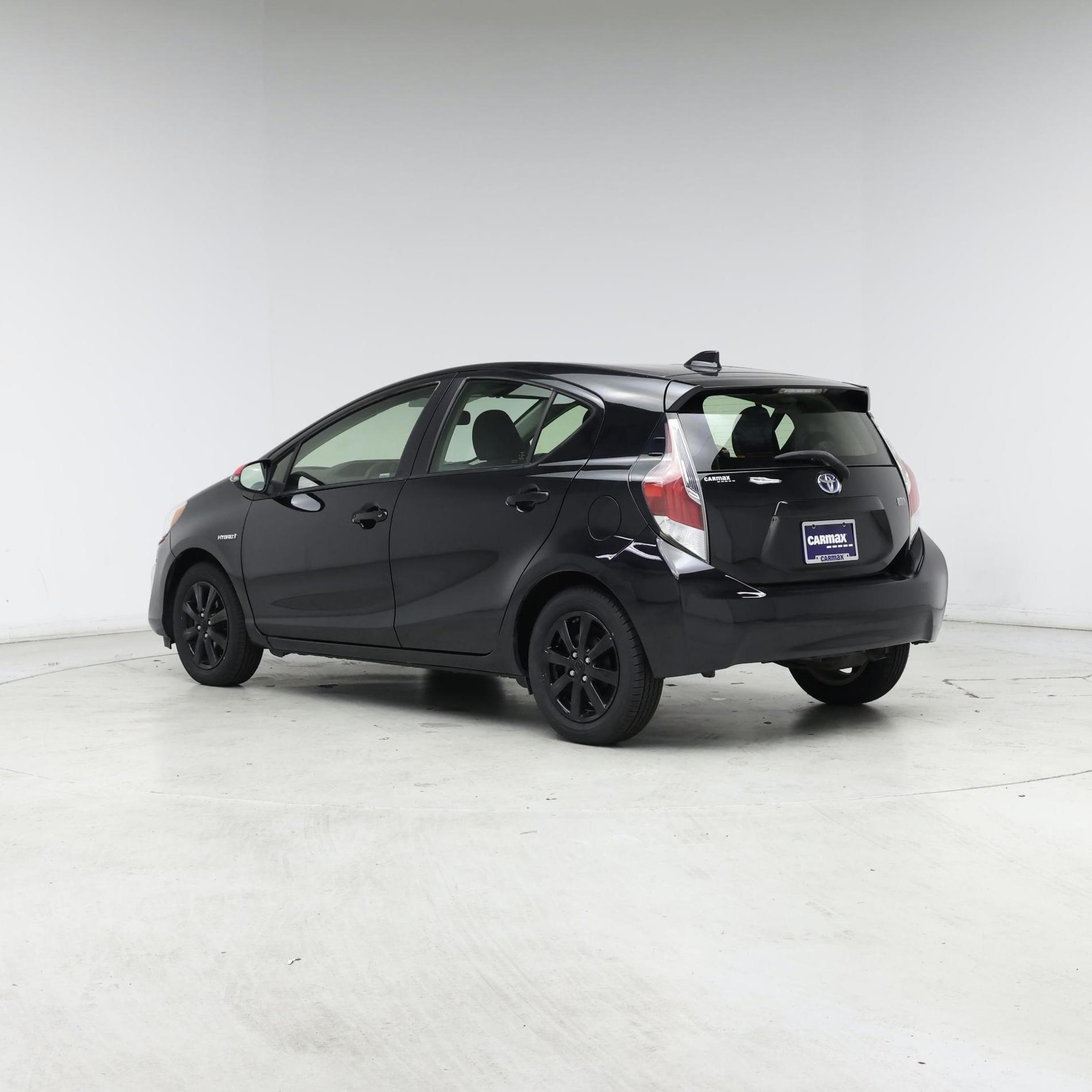 Thumbnail: 2016 Toyota Prius c - 2