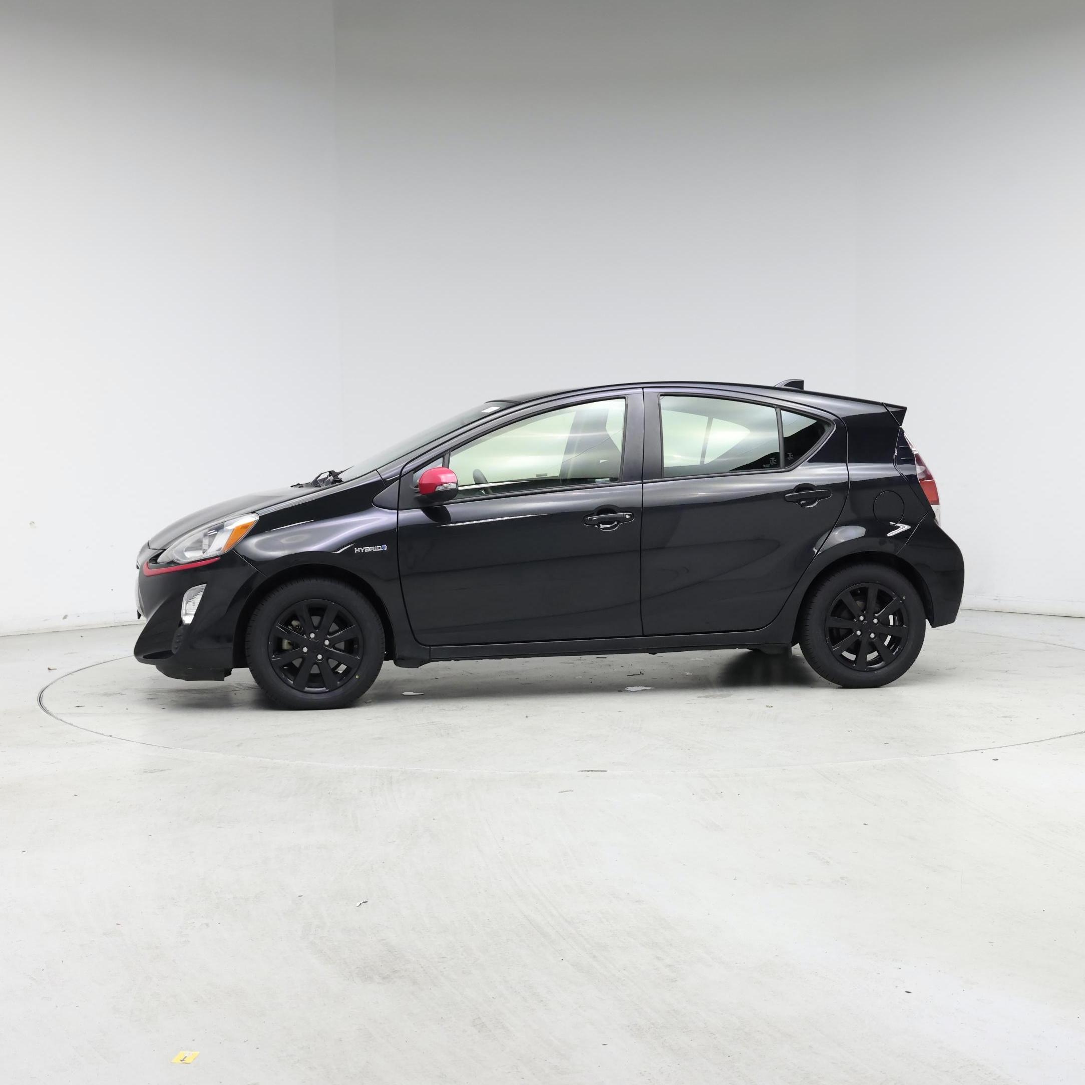 Thumbnail: 2016 Toyota Prius c - 3