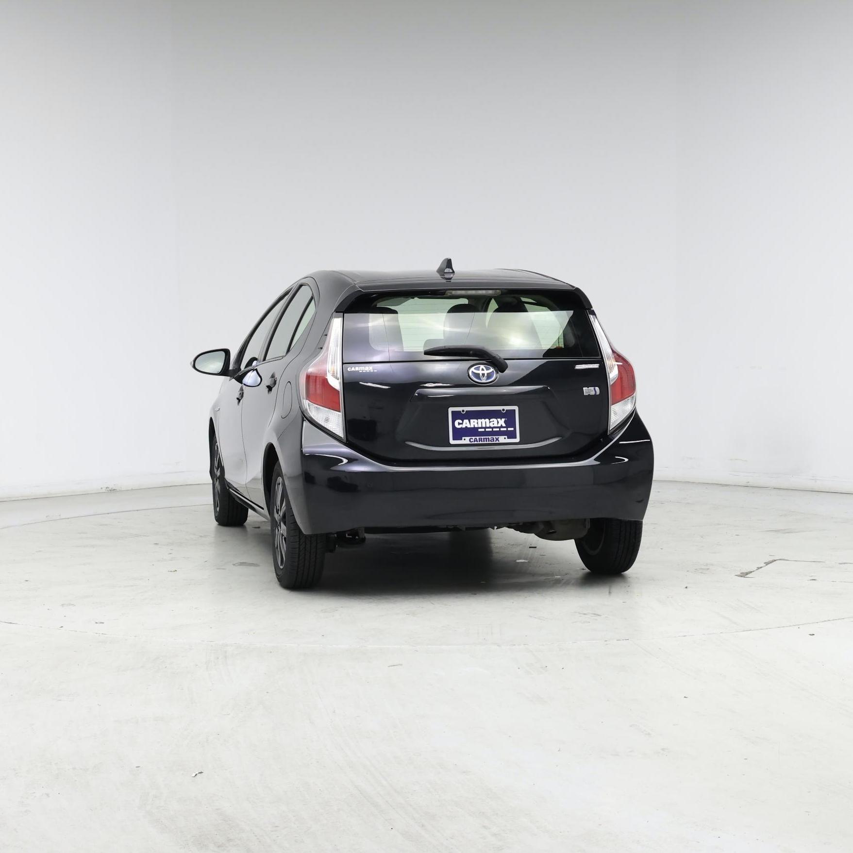 Thumbnail: 2016 Toyota Prius c - 6
