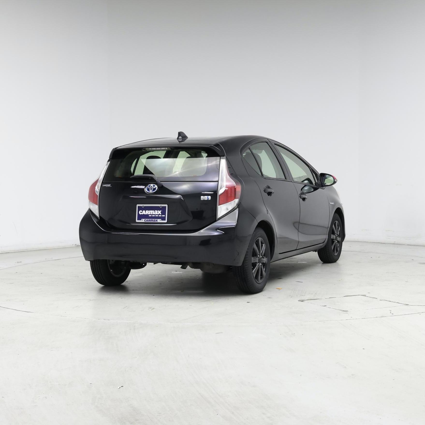 Thumbnail: 2016 Toyota Prius c - 8