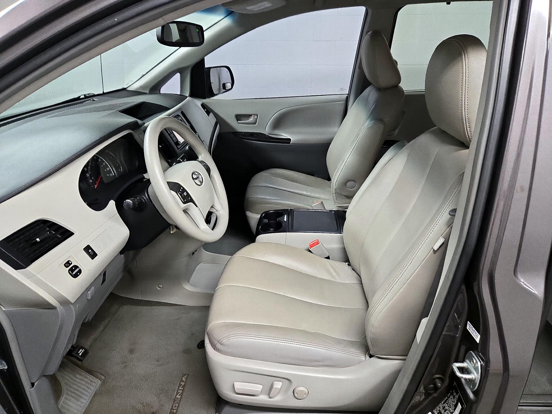 Thumbnail: 2013 Toyota Sienna - 11