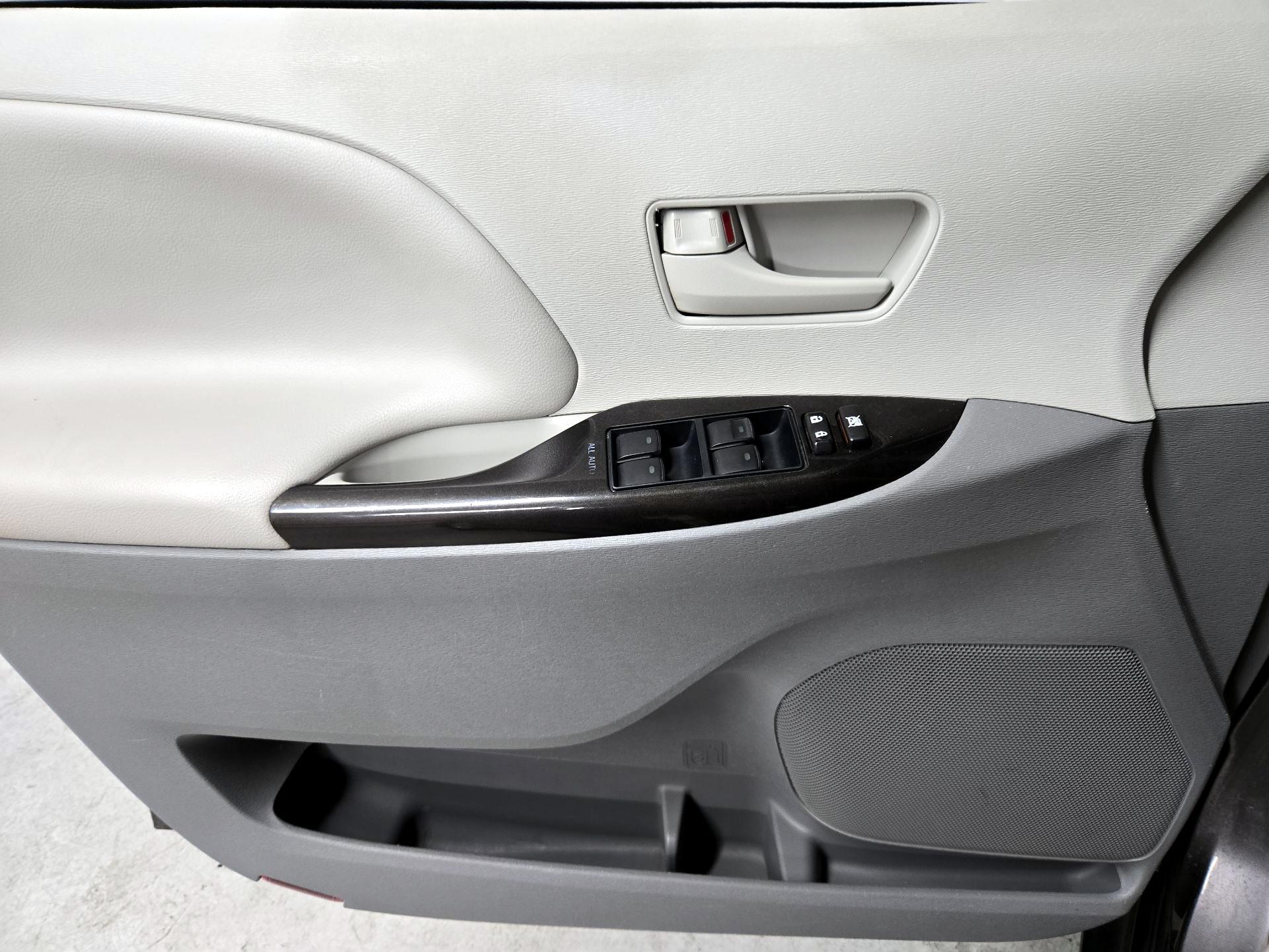 Thumbnail: 2013 Toyota Sienna - 12