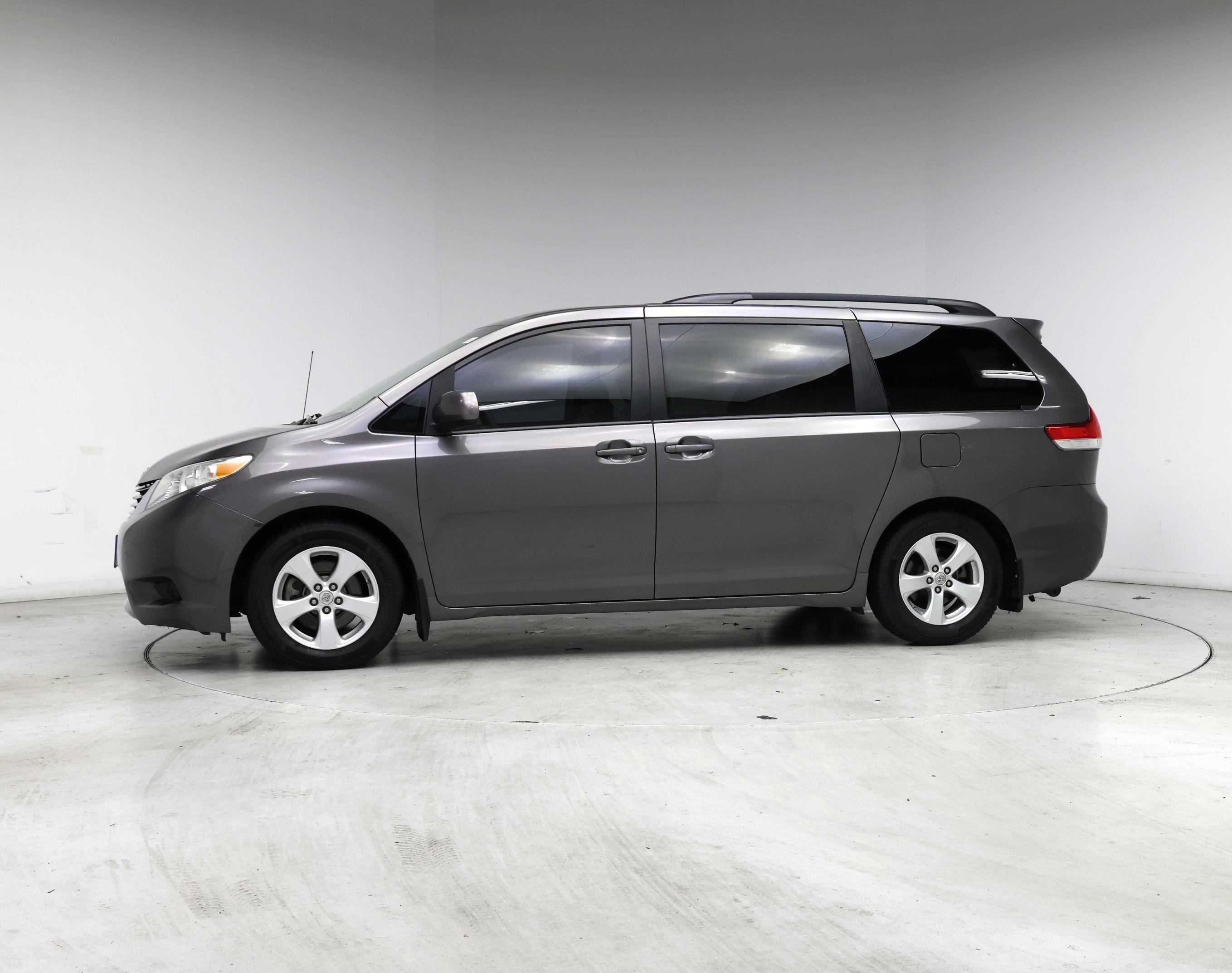 Thumbnail: 2013 Toyota Sienna - 3