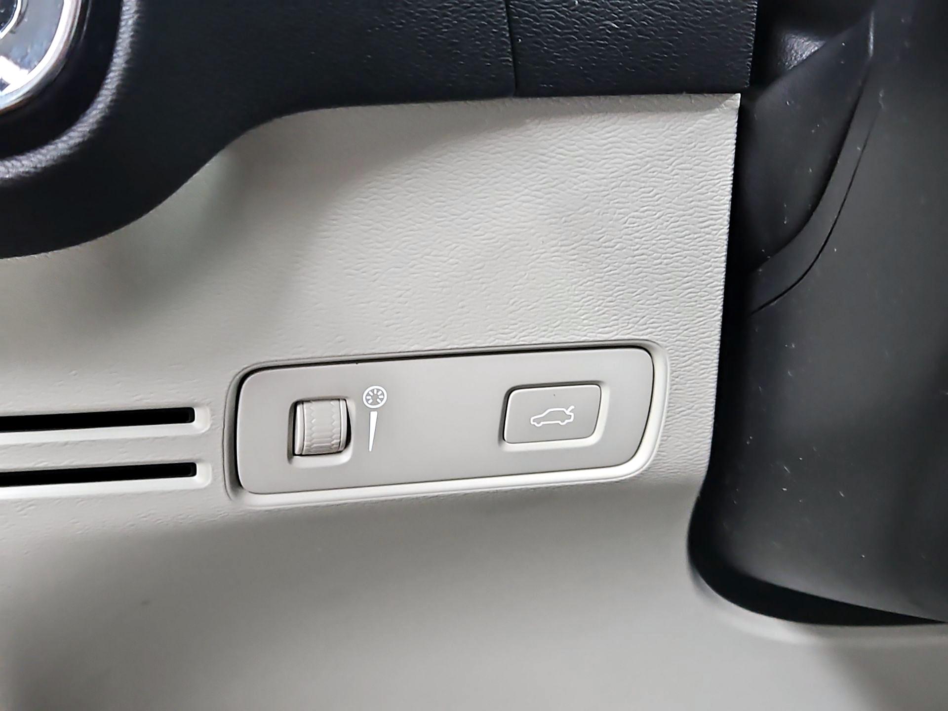 Thumbnail: 2020 Volvo XC40 - 13