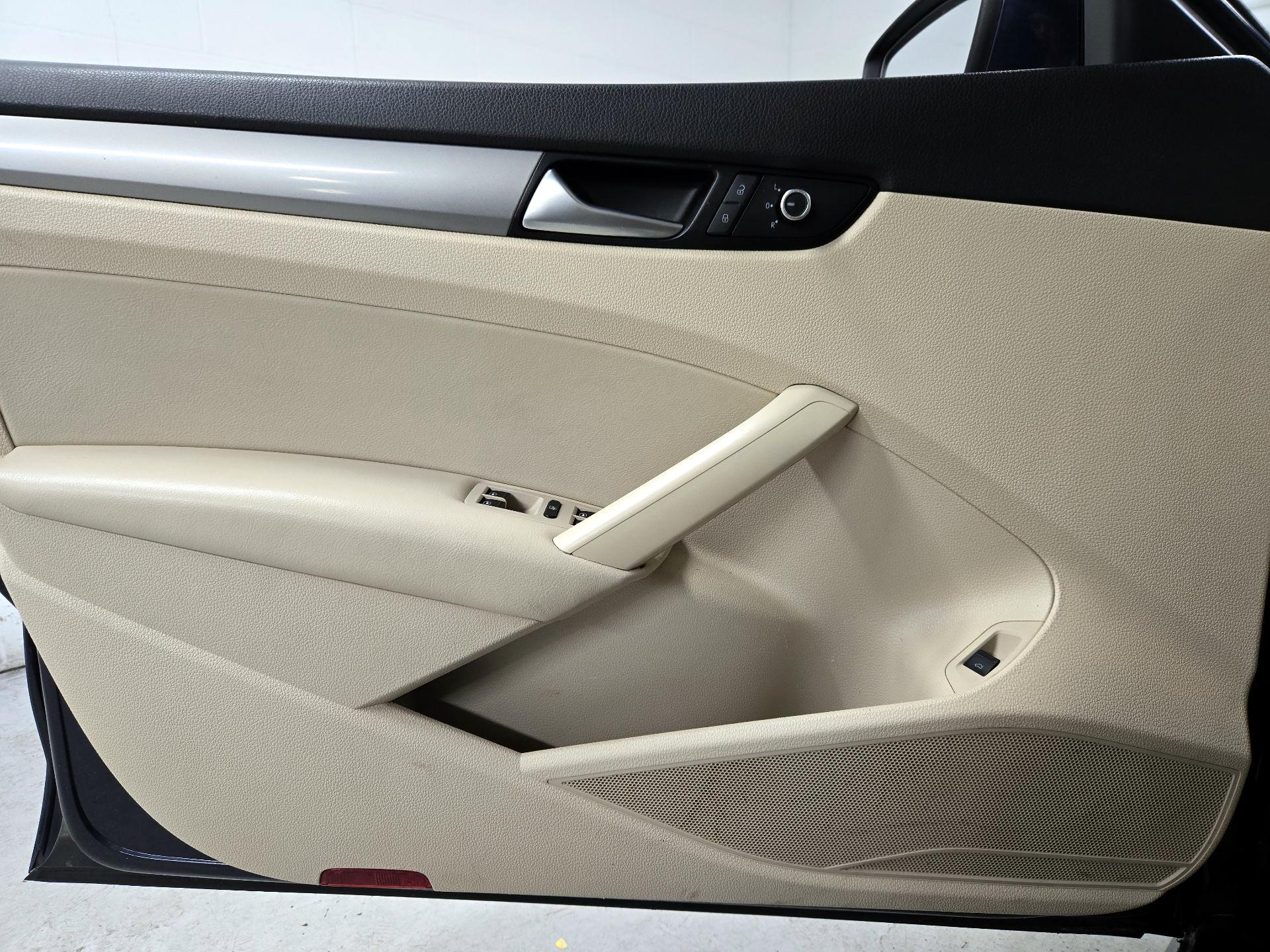 Thumbnail: 2015 Volkswagen Passat - 12