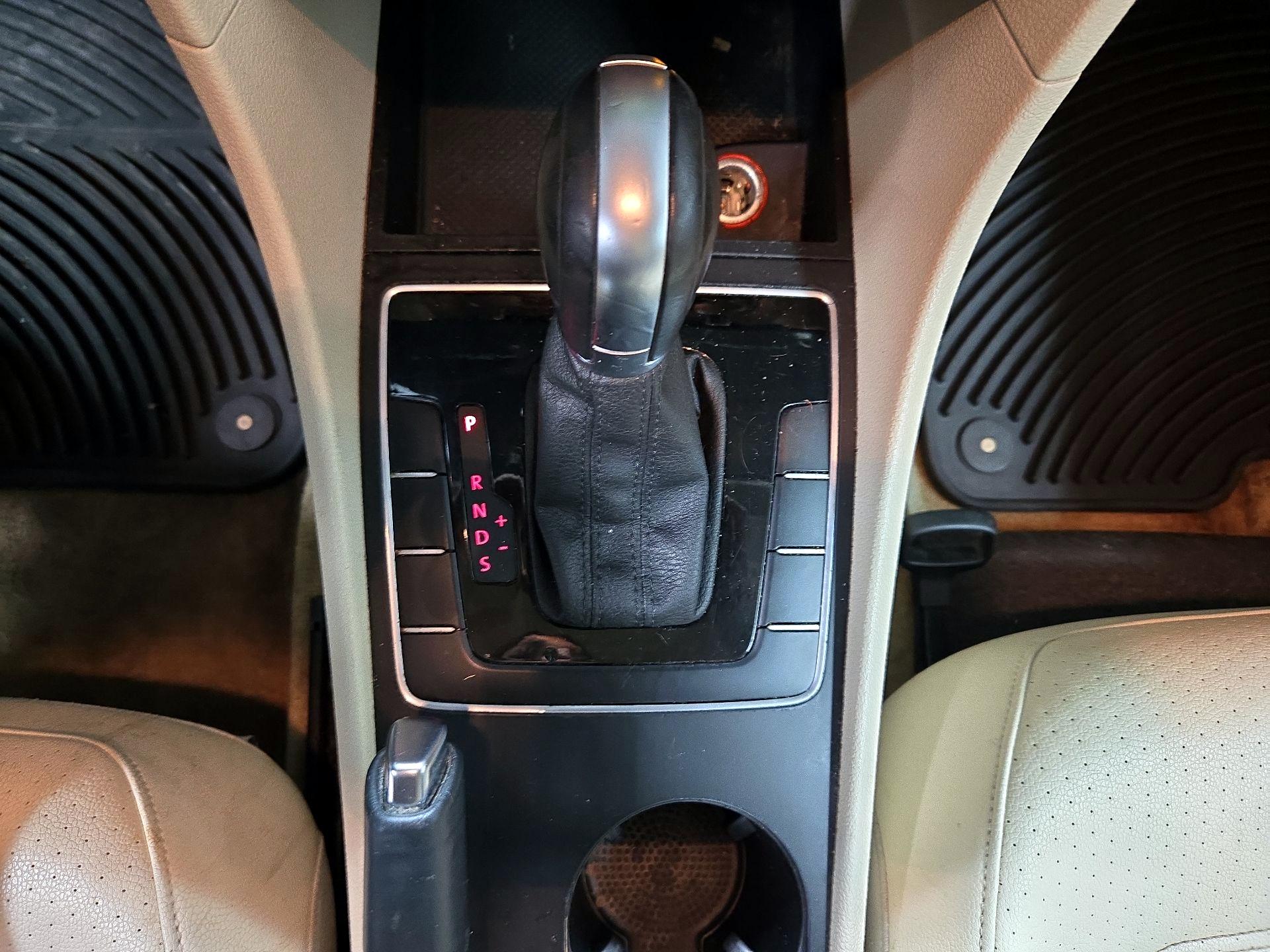 Thumbnail: 2015 Volkswagen Passat - 16