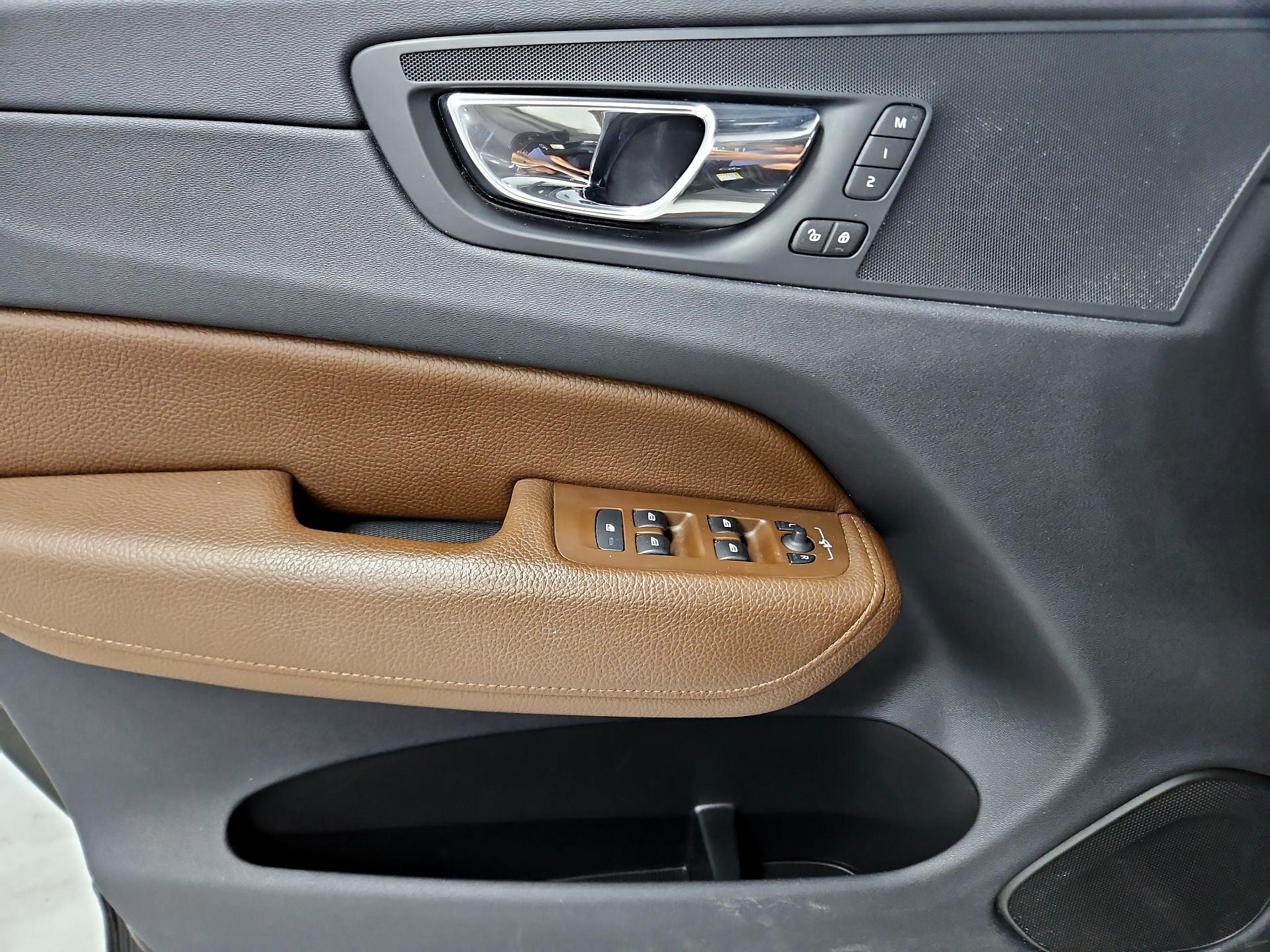 Thumbnail: 2018 Volvo XC60 - 12