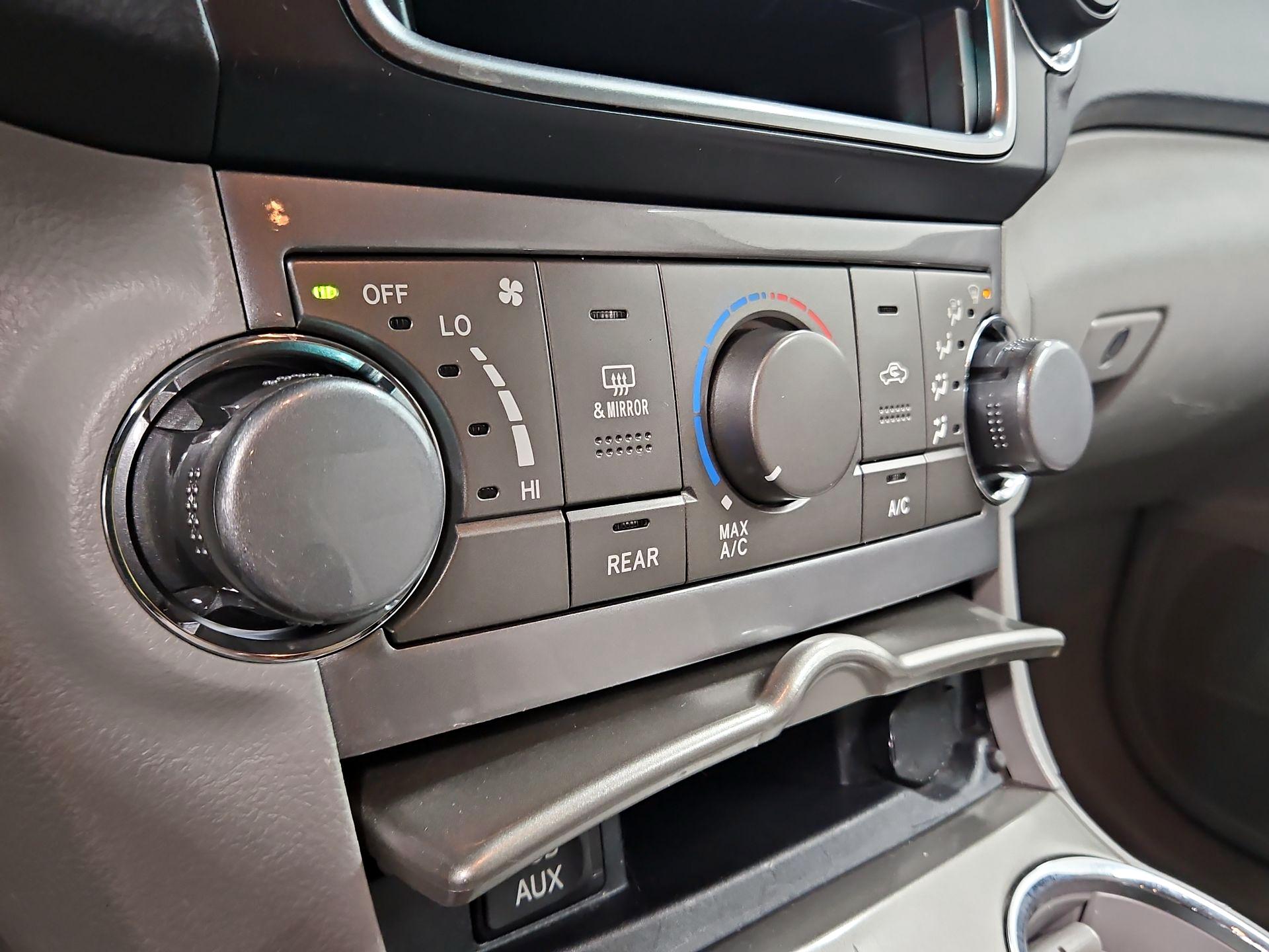Thumbnail: 2013 Toyota Highlander - 16