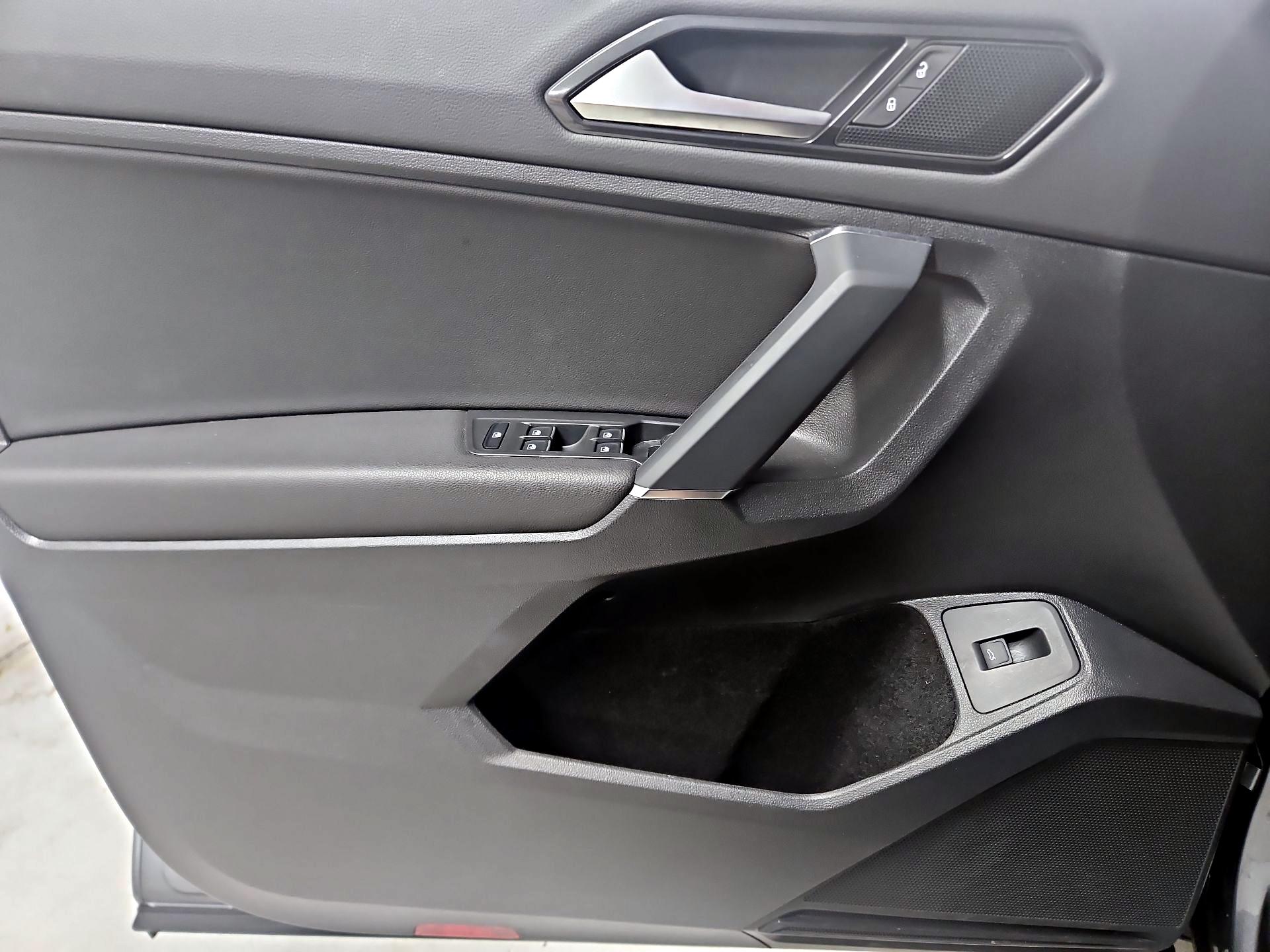 Thumbnail: 2018 Volkswagen Tiguan - 12