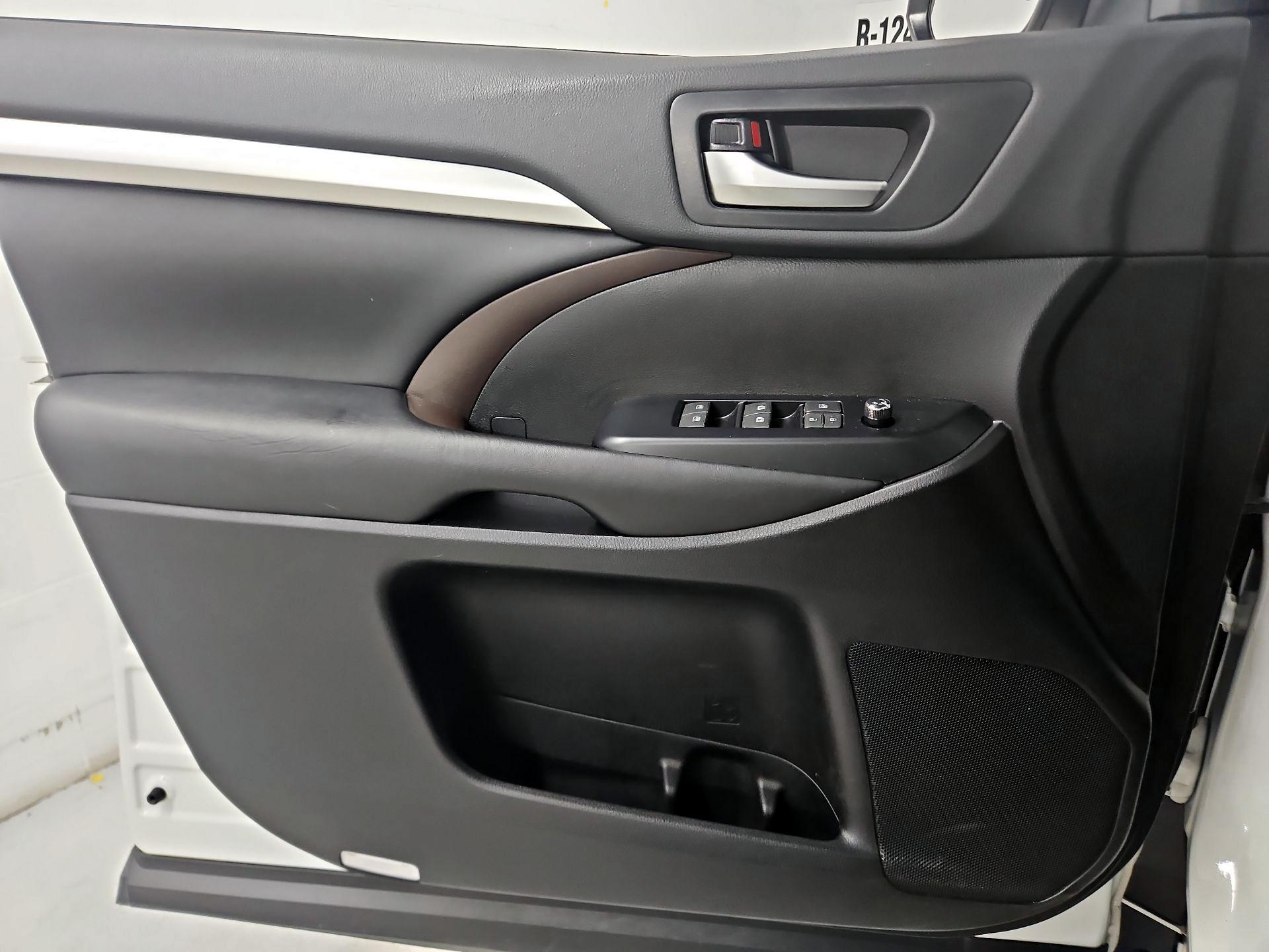 Thumbnail: 2019 Toyota Highlander - 12
