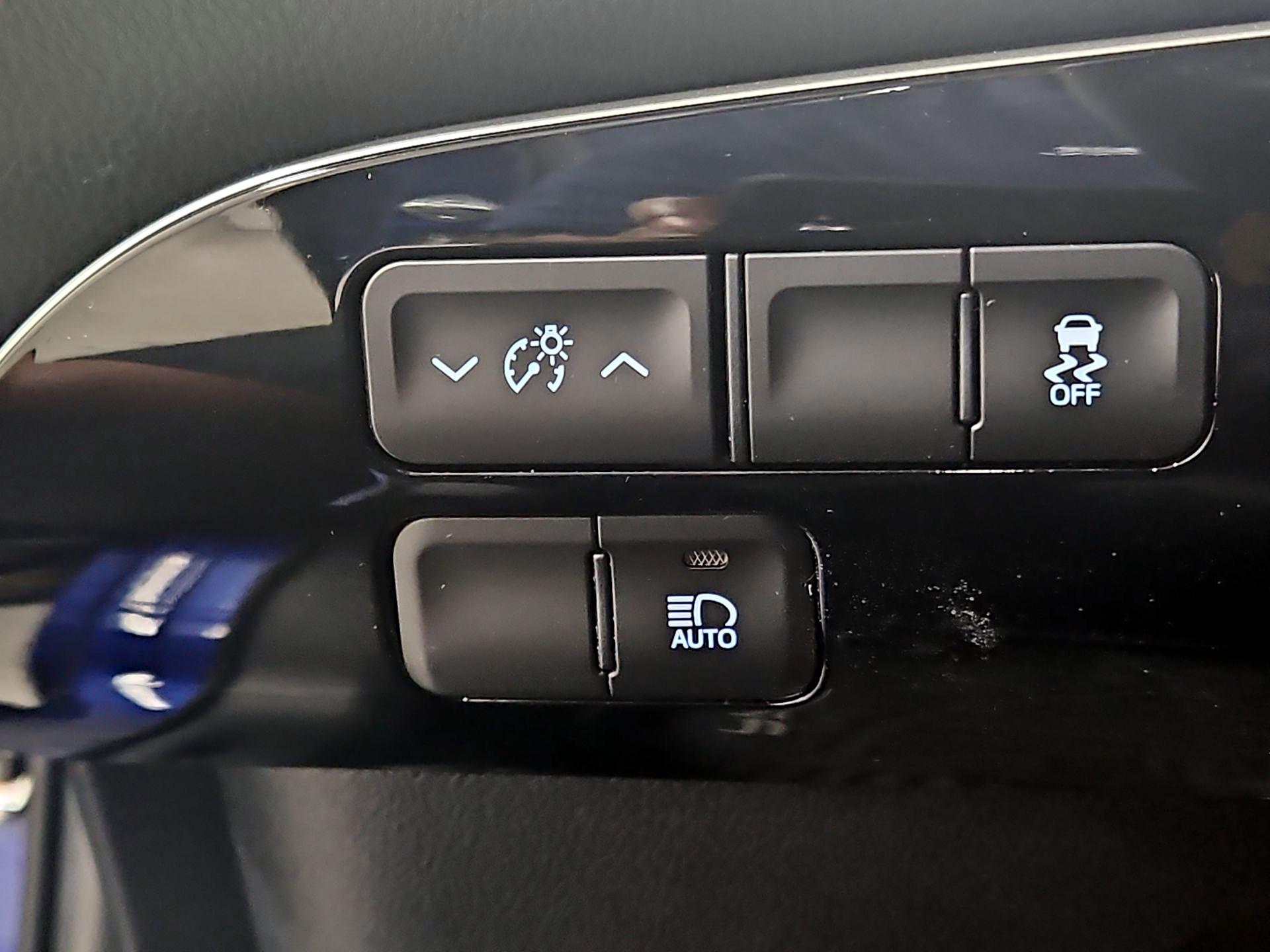 Thumbnail: 2016 Toyota Prius - 13