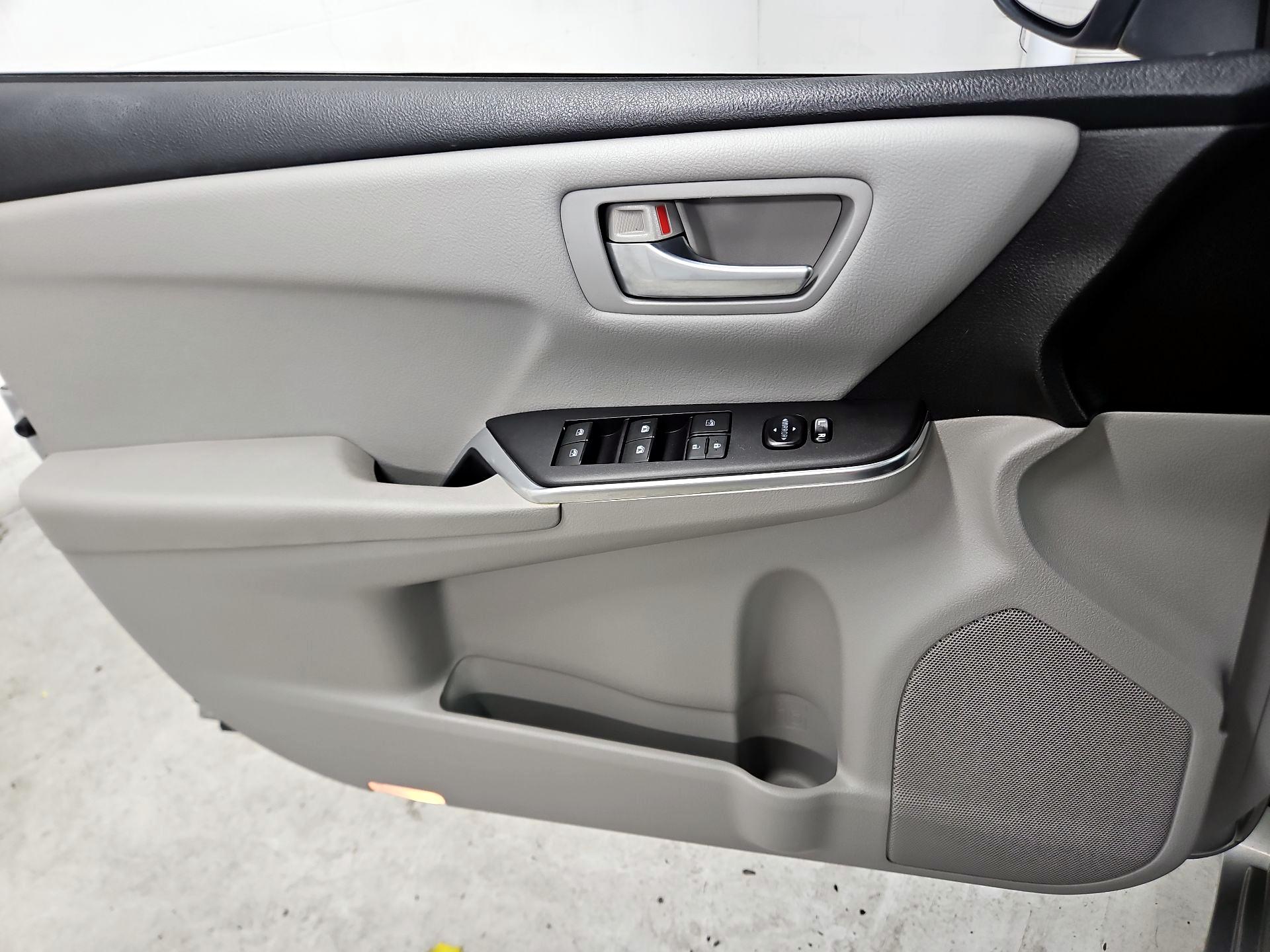 Thumbnail: 2016 Toyota Camry - 12