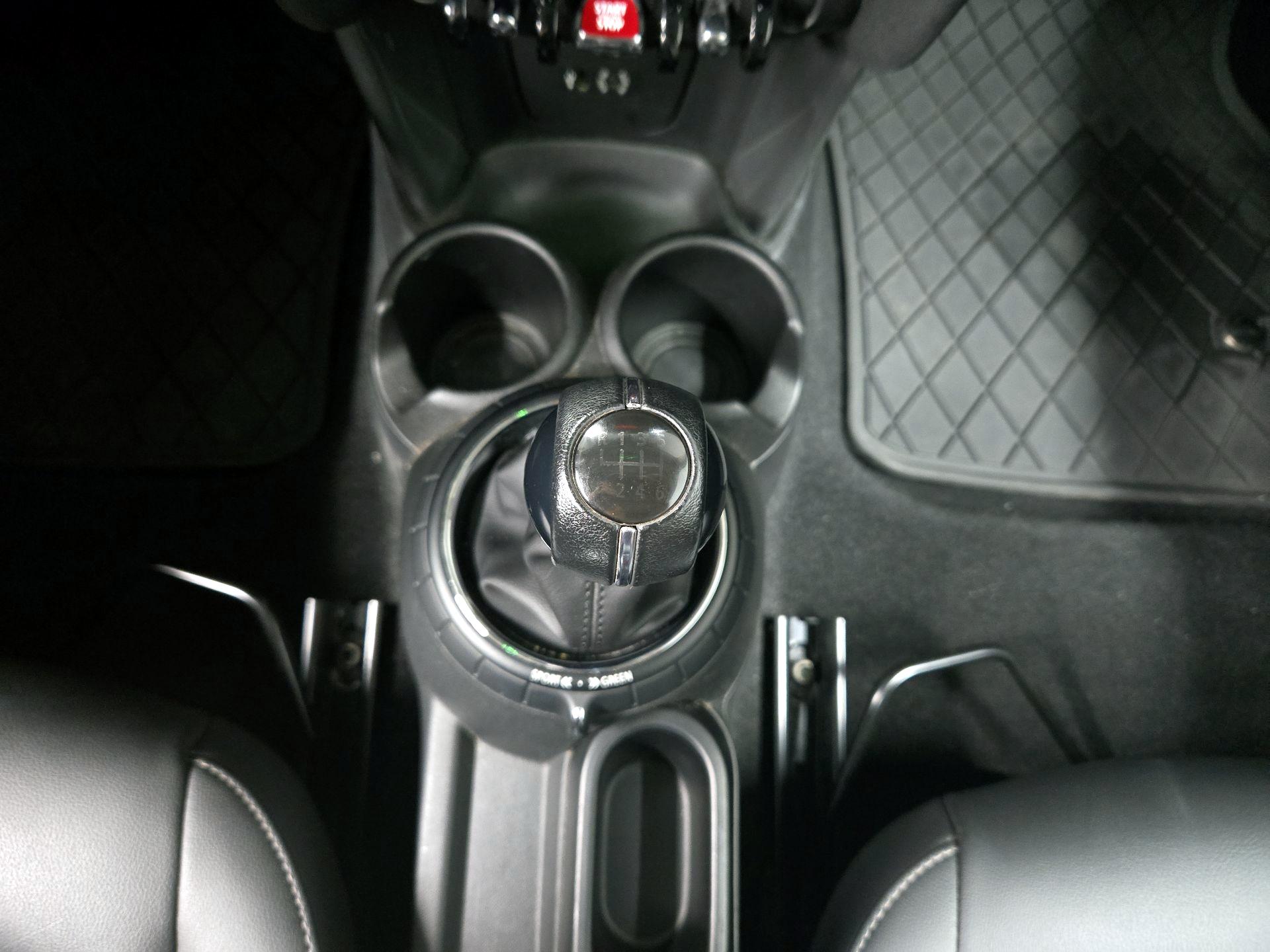 Thumbnail: 2015 MINI Cooper Hardtop - 16