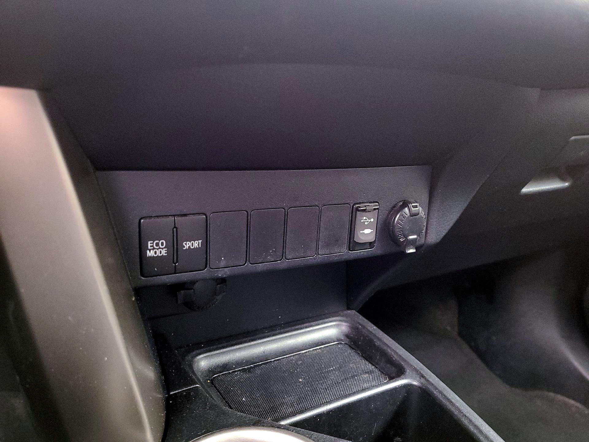 Thumbnail: 2015 Toyota RAV4 - 18