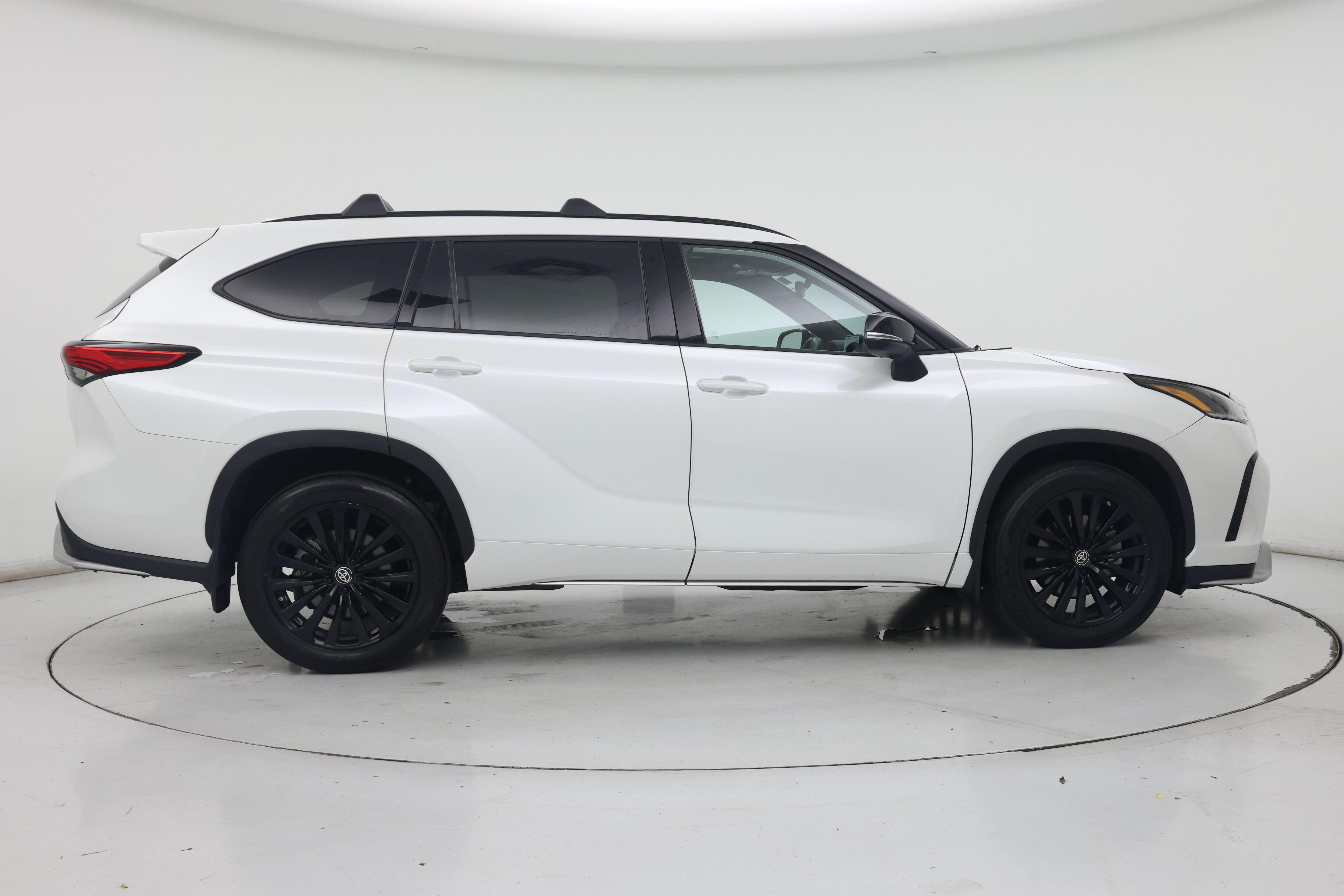 Thumbnail: 2023 Toyota Highlander - 7