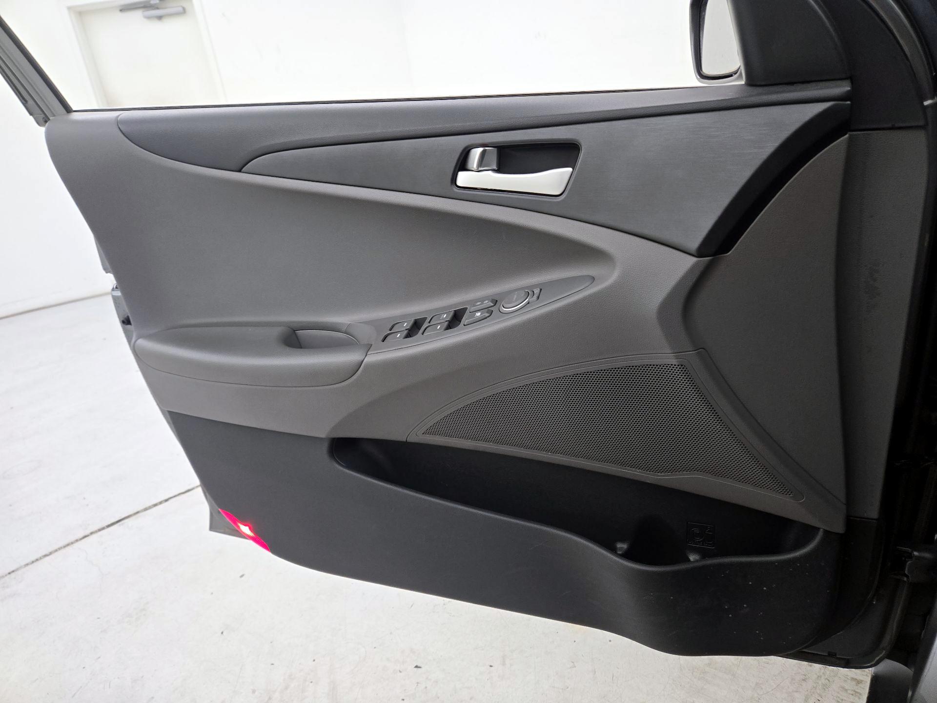 Thumbnail: 2013 Hyundai Sonata - 12